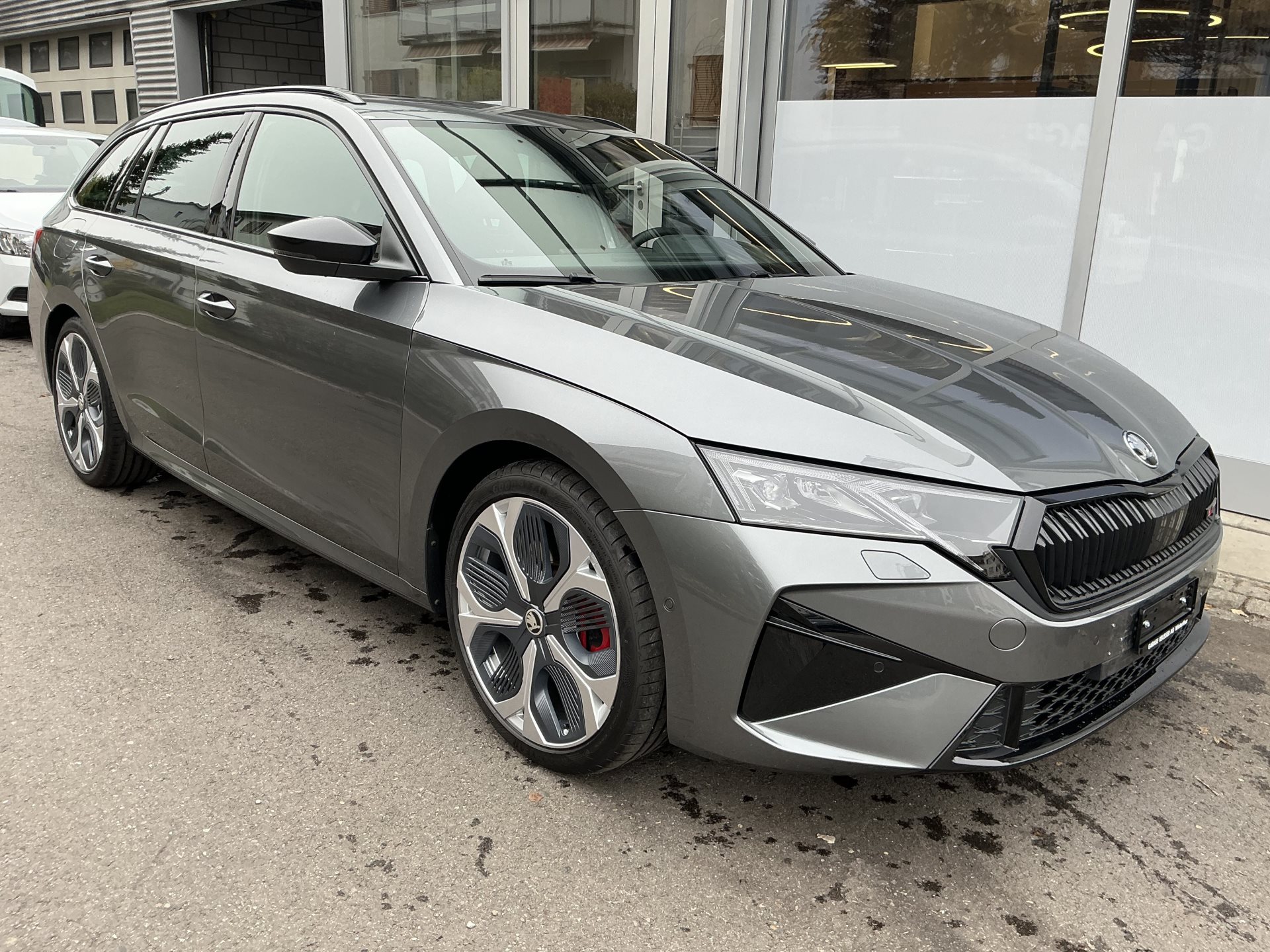 SKODA Octavia Combi 2.0 TSI 265 PS RS *** FACELIFT MODEL MIT ANHÄNGERKUPPLUNG ***-showroom-element-2