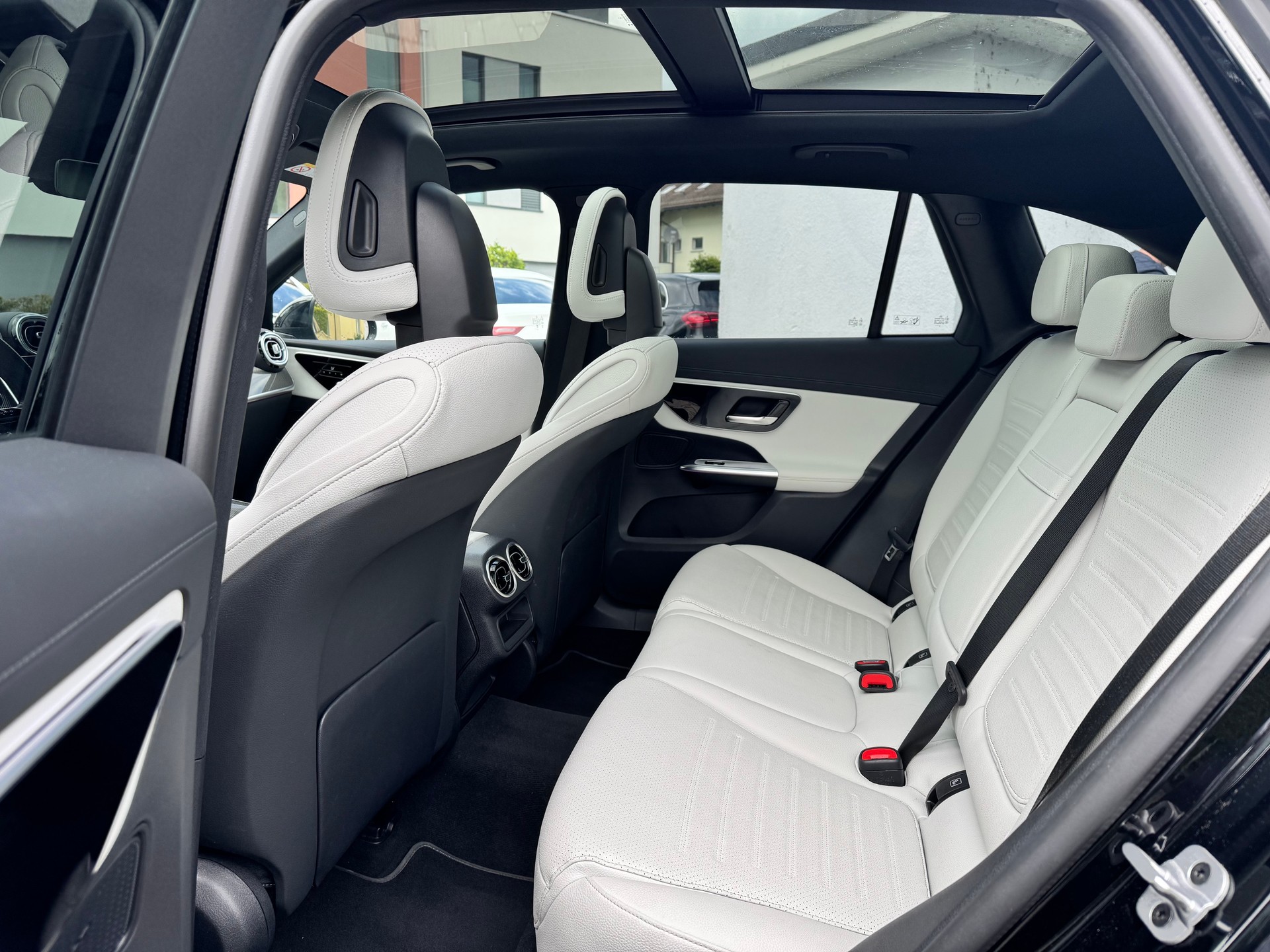 MERCEDES-BENZ GLC 220 d AMG Line 4Matic 9G-Tronic-image-26