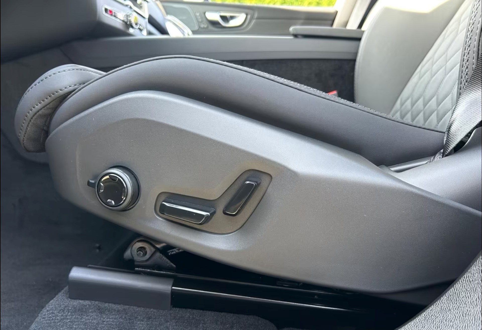 VOLVO XC60 T6 eAWD PluginHybrid Plus Dark Geartronic-image-10