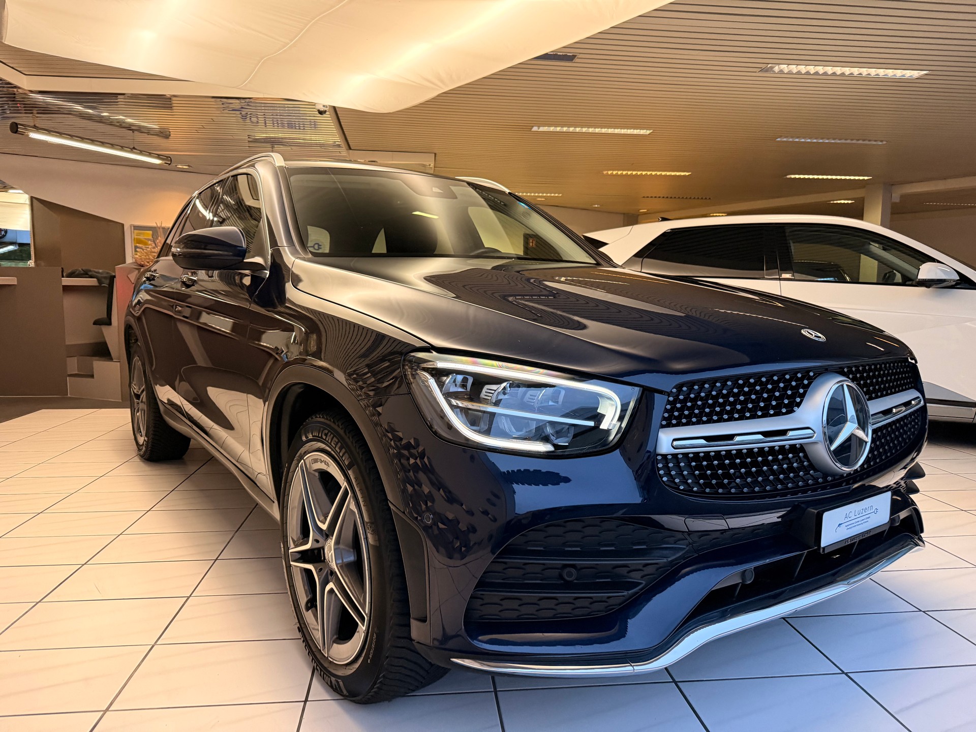 MERCEDES-BENZ GLC 220 d AMG Line 4Matic 9G-Tronic-showroom-element-3