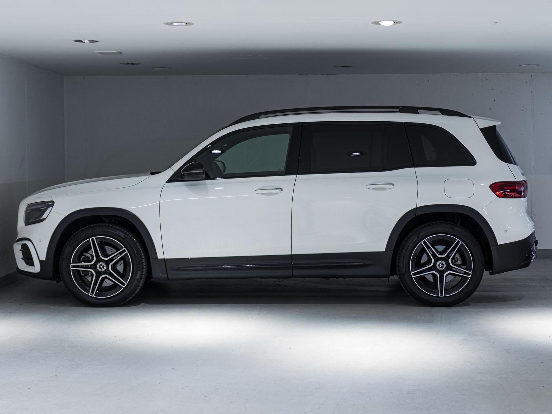 MERCEDES-BENZ GLB 220 4MATIC-image-4