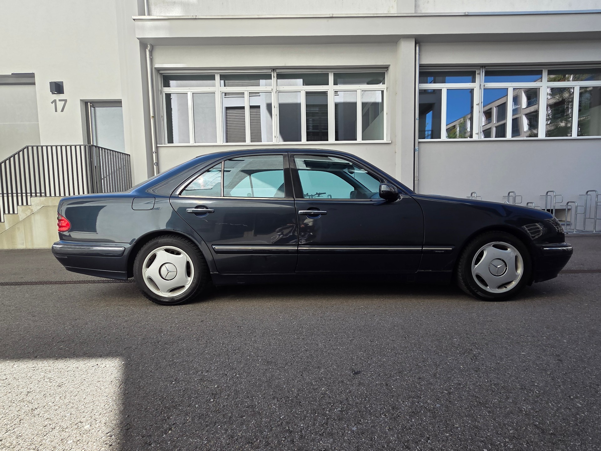 MERCEDES-BENZ E 320 Avantgarde Automatic-showroom-element-2