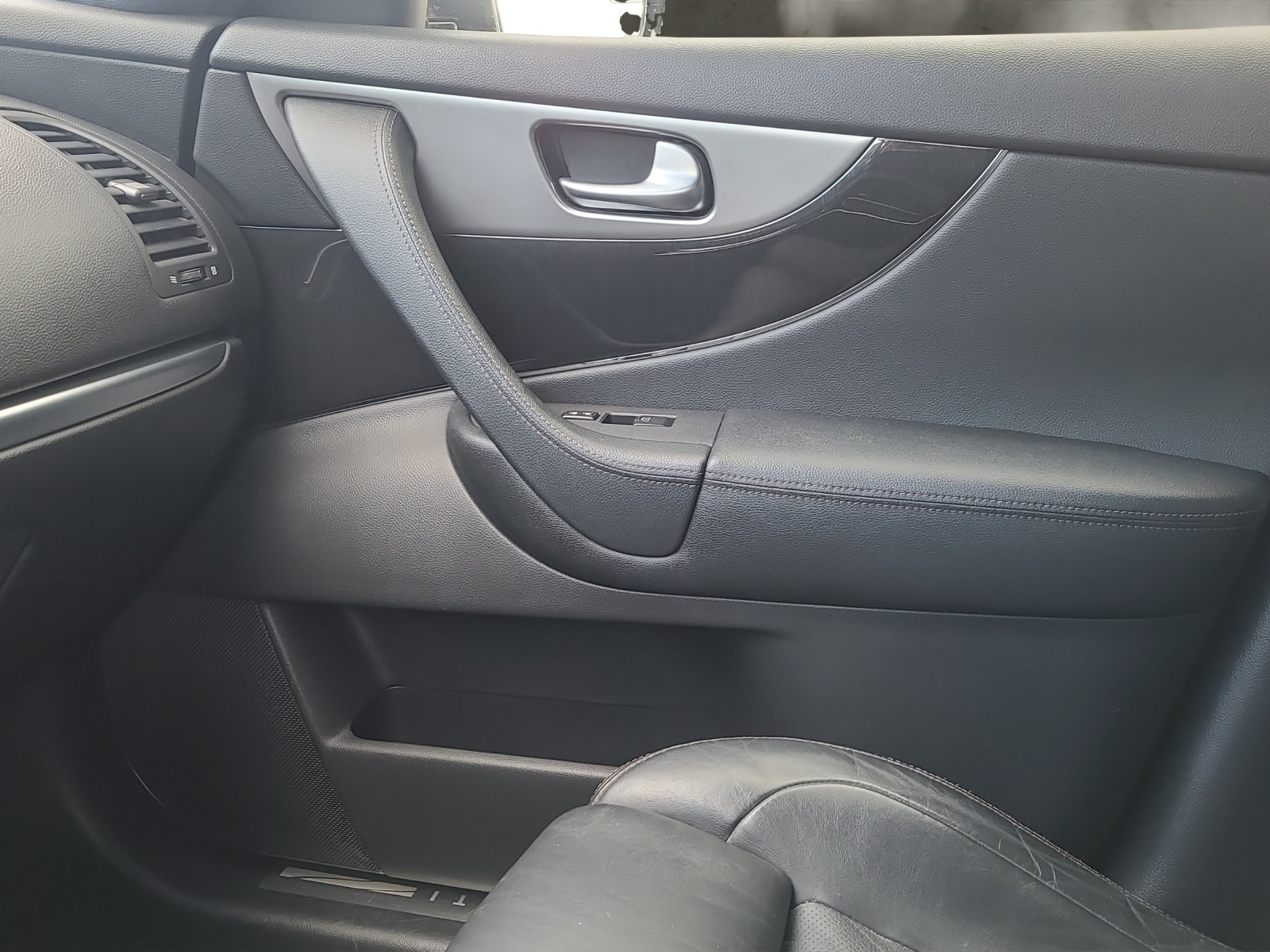 INFINITI FX50 S Premium AWD Automatic-image-12