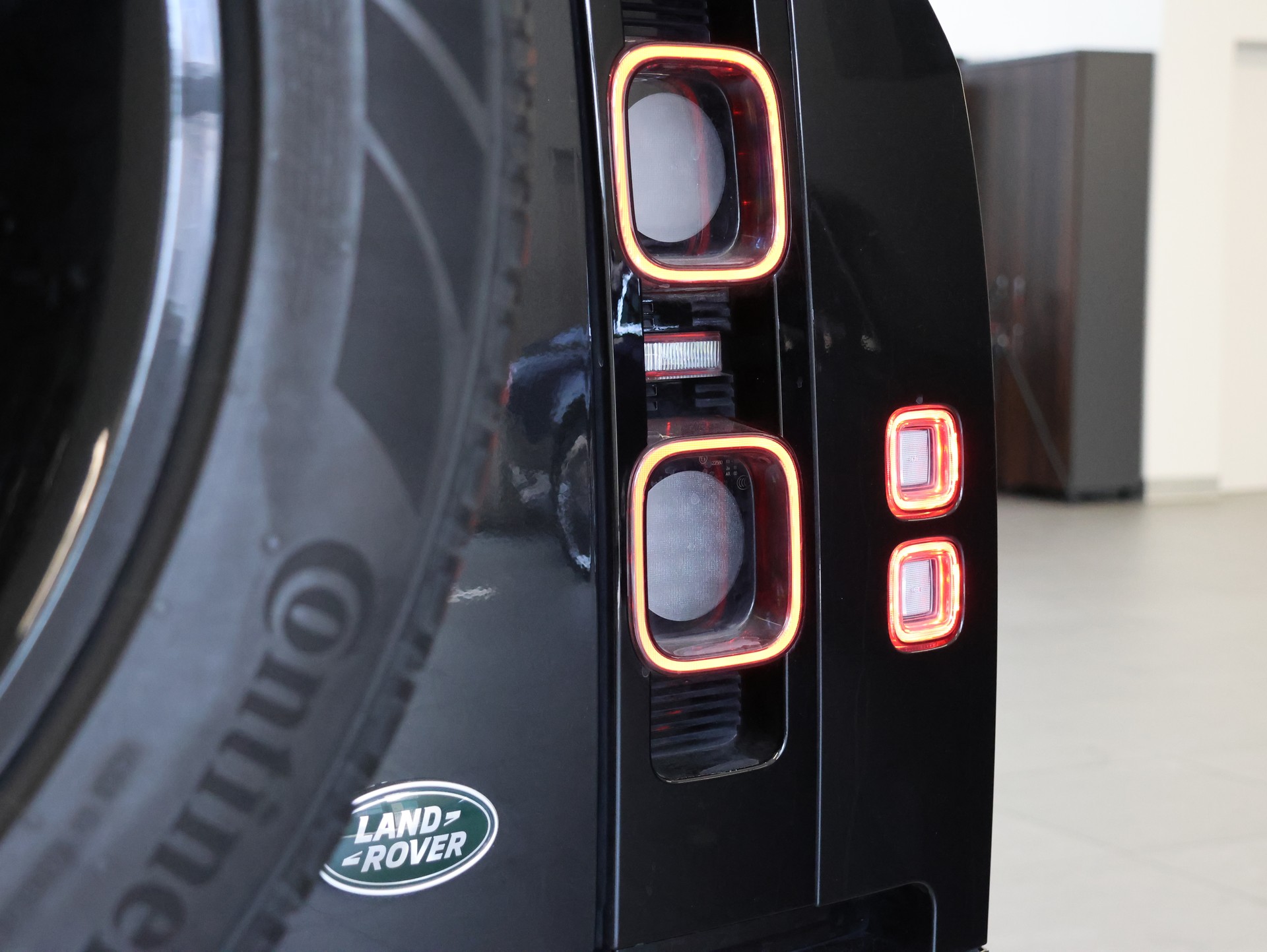 LAND ROVER Defender 110 525 V8 5.0 AT8 *Panorama* *Meridian* *360 Kamera*-image-11