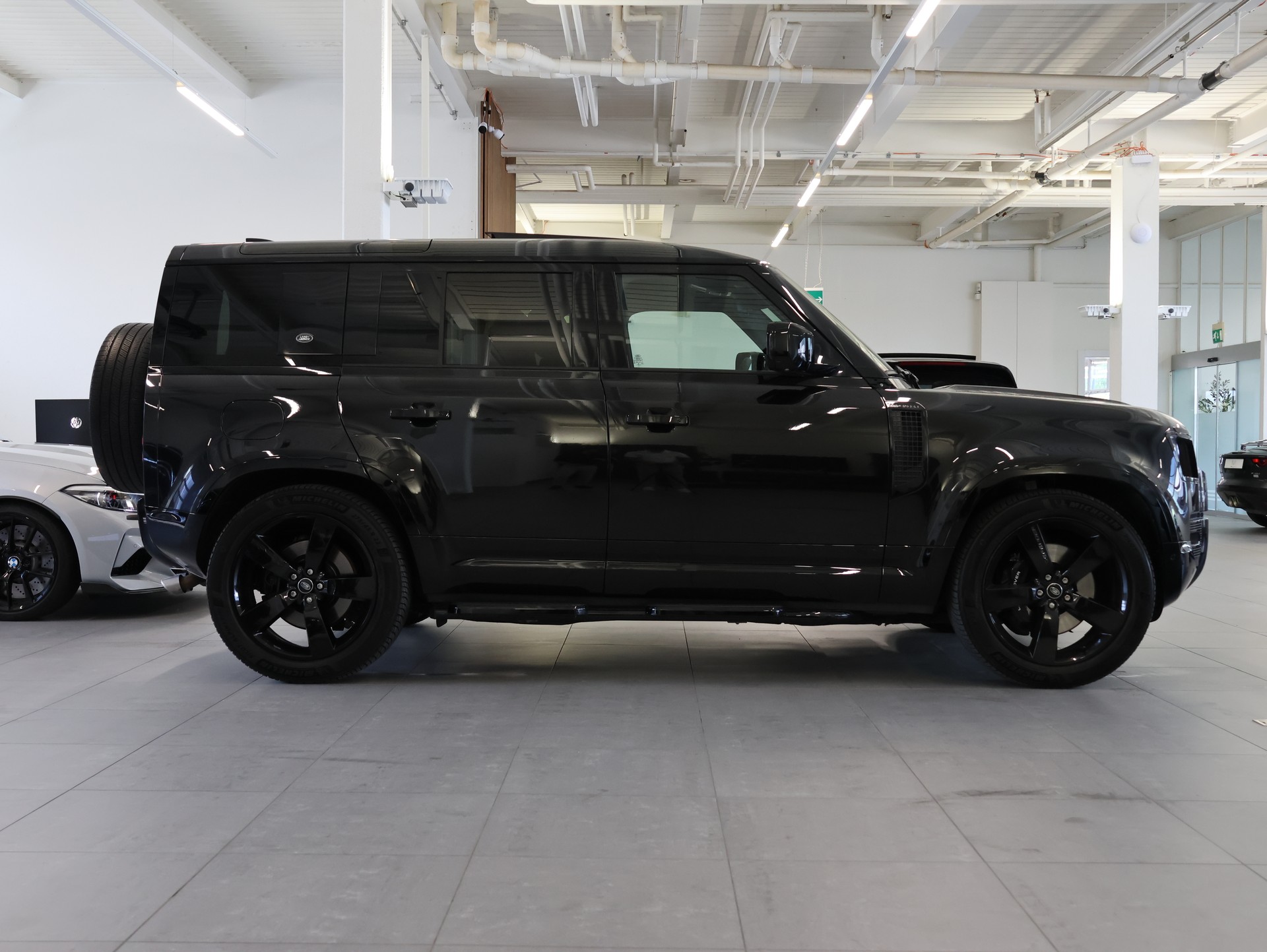 LAND ROVER Defender 110 525 V8 5.0 AT8 *Panorama* *Meridian* *360 Kamera*-image-6