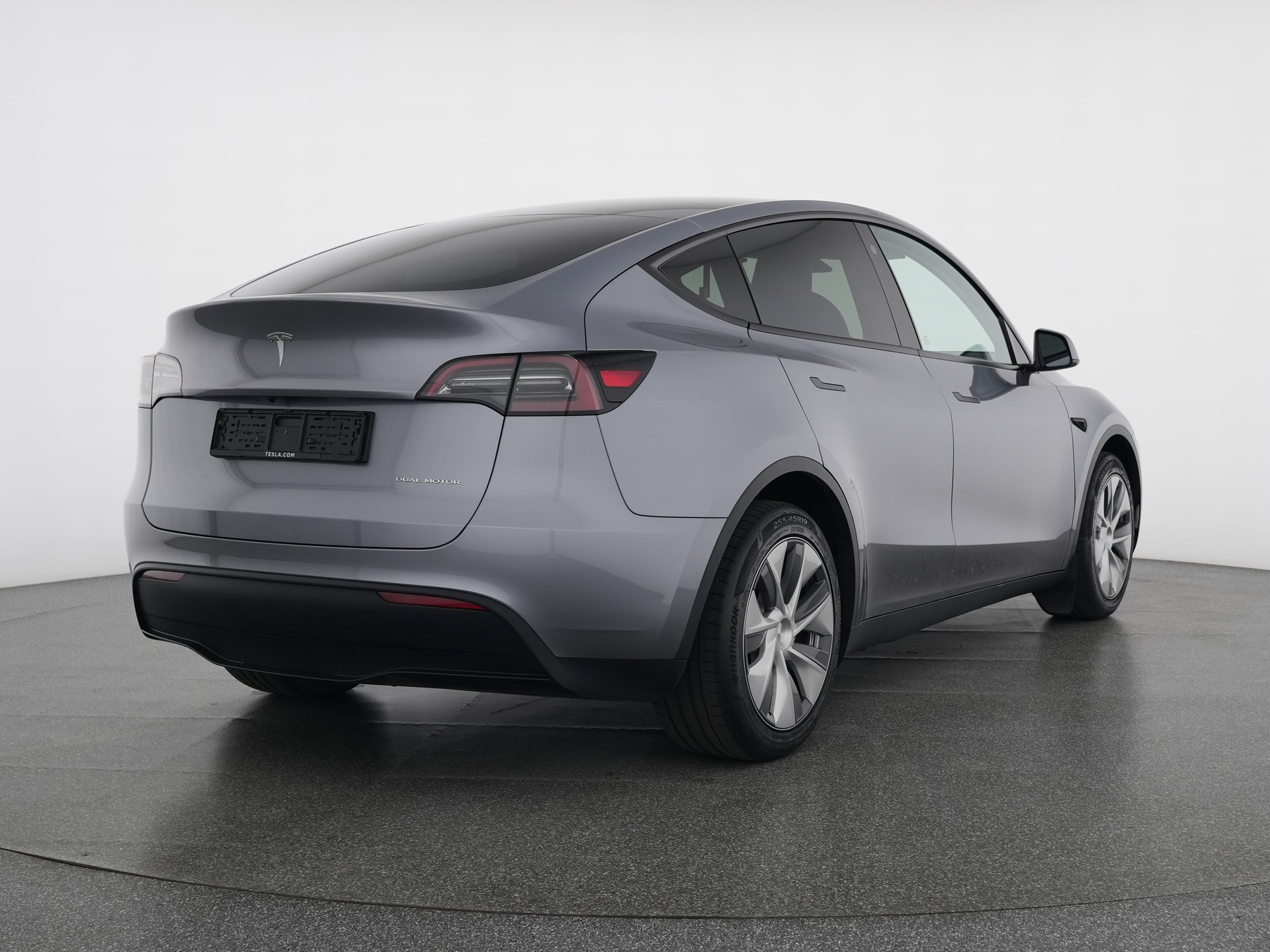 TESLA Model Y Long Range All-Wheel Drive-showroom-element-3