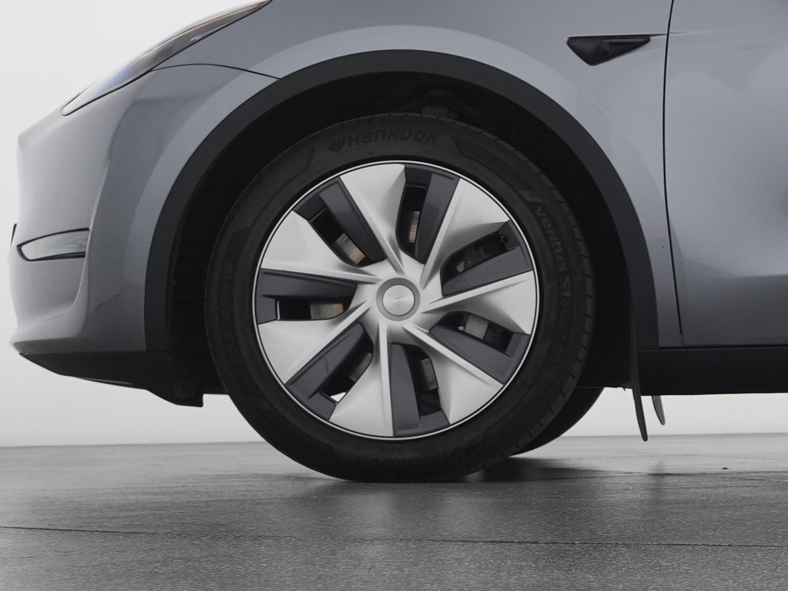 TESLA Model Y Long Range All-Wheel Drive-showroom-element-2