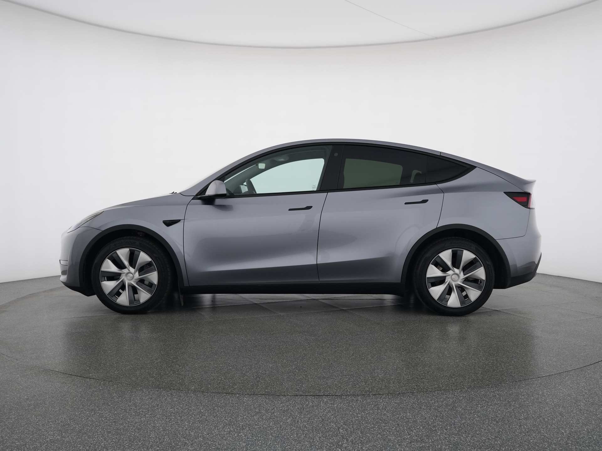 TESLA Model Y Long Range All-Wheel Drive-showroom-element-1