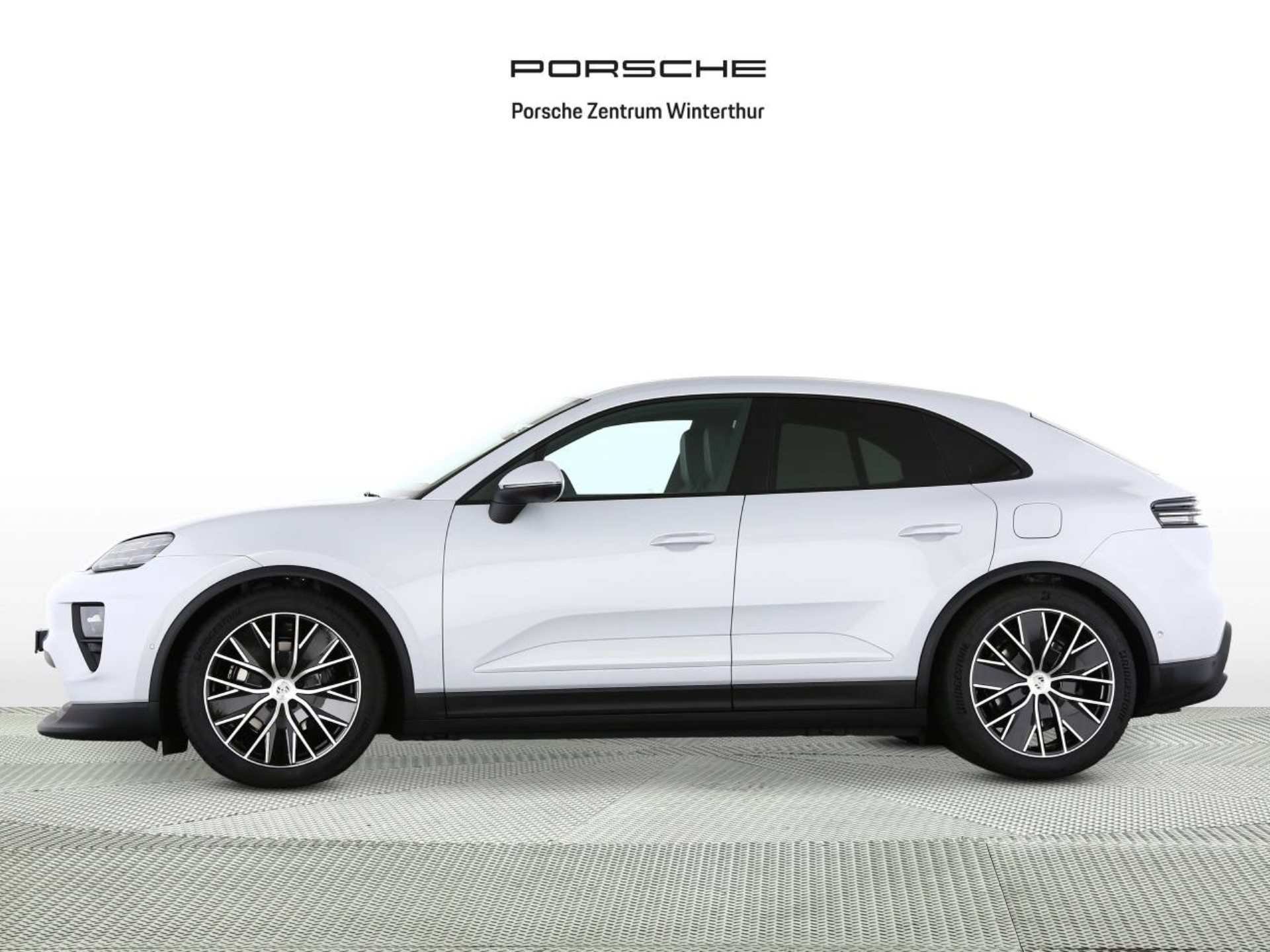 PORSCHE Macan 4-showroom-element-1