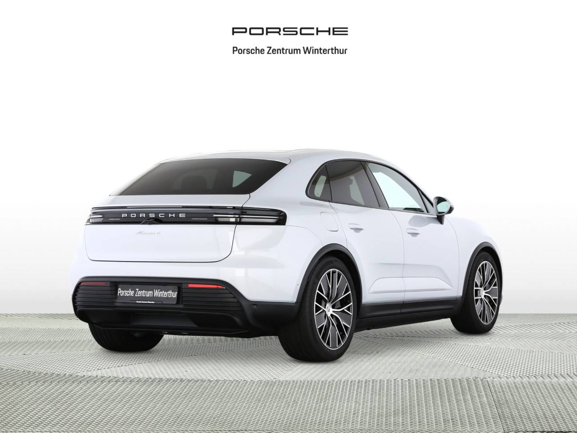 PORSCHE Macan 4-showroom-element-2