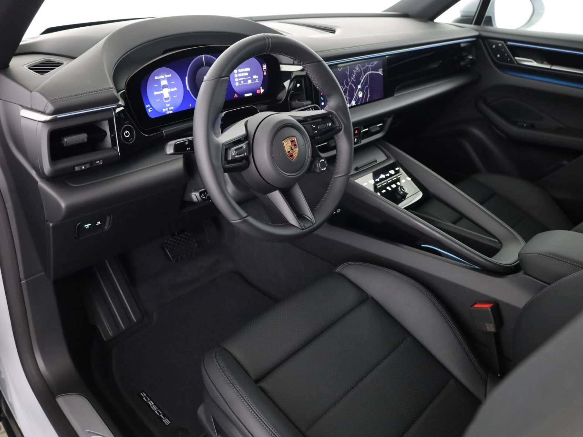PORSCHE Macan 4-showroom-element-3
