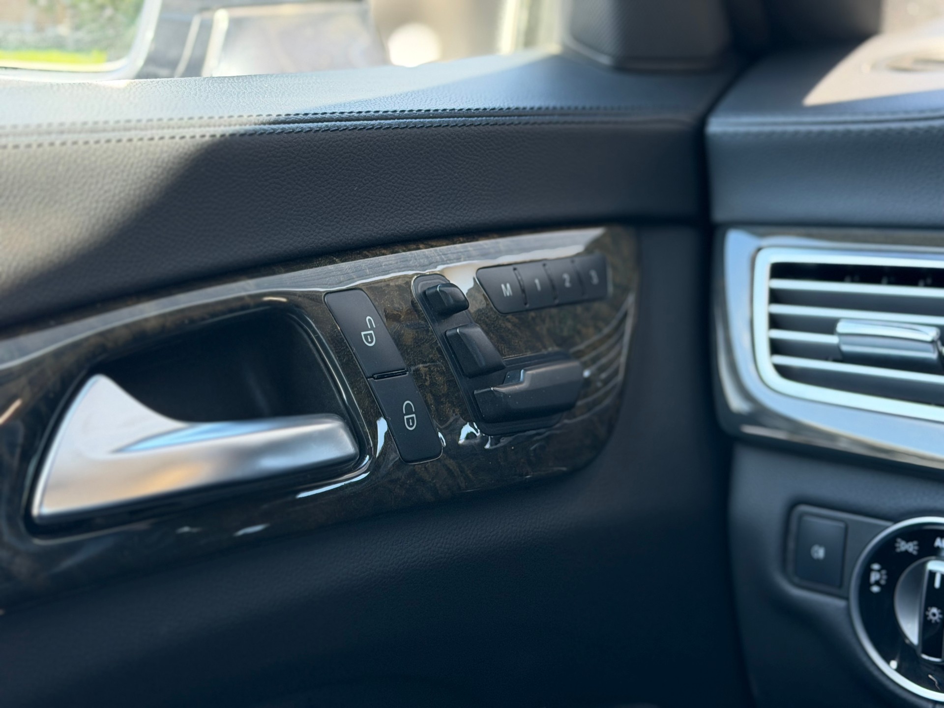 MERCEDES-BENZ CLS 350 BlueTEC 4Matic 7G-Tronic-image-17