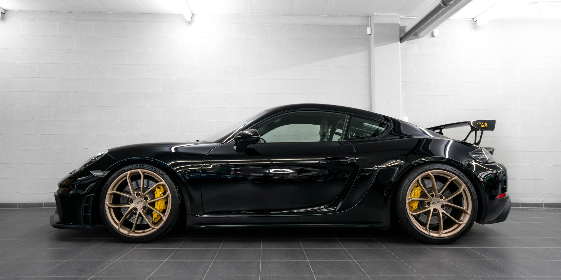 PORSCHE 718 Cayman GT4-showroom-element-3