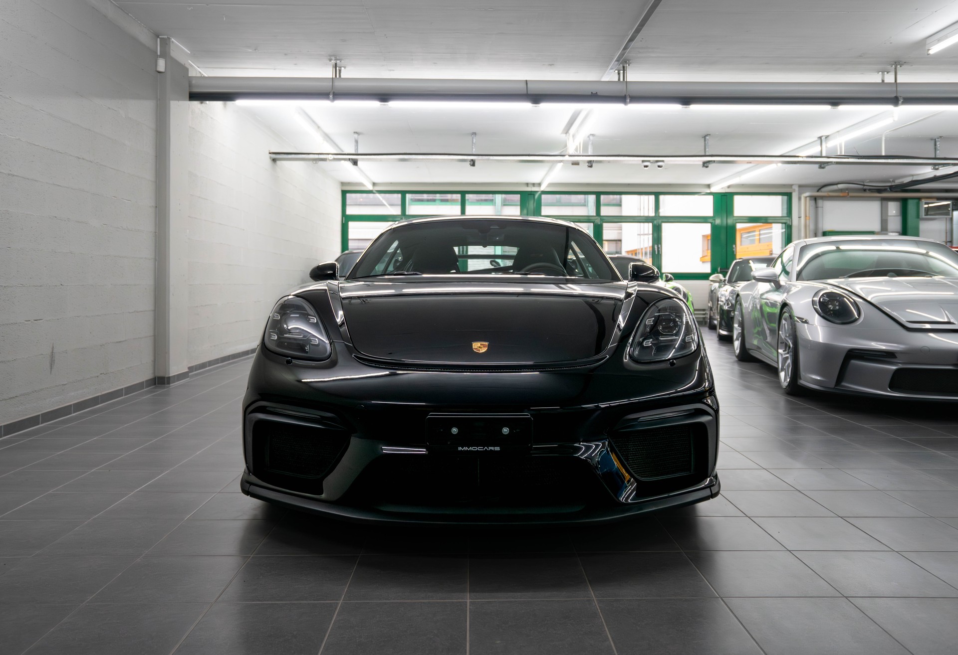 PORSCHE 718 Cayman GT4-showroom-element-1