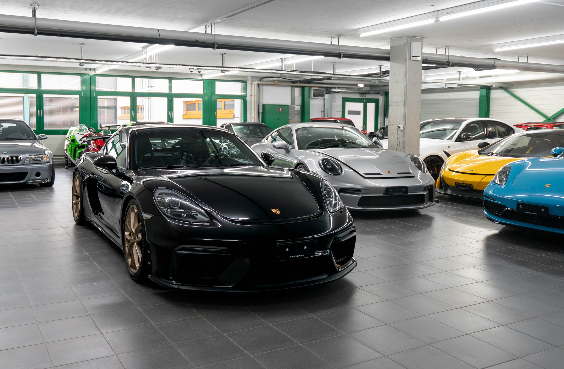 PORSCHE 718 Cayman GT4-showroom-element-2