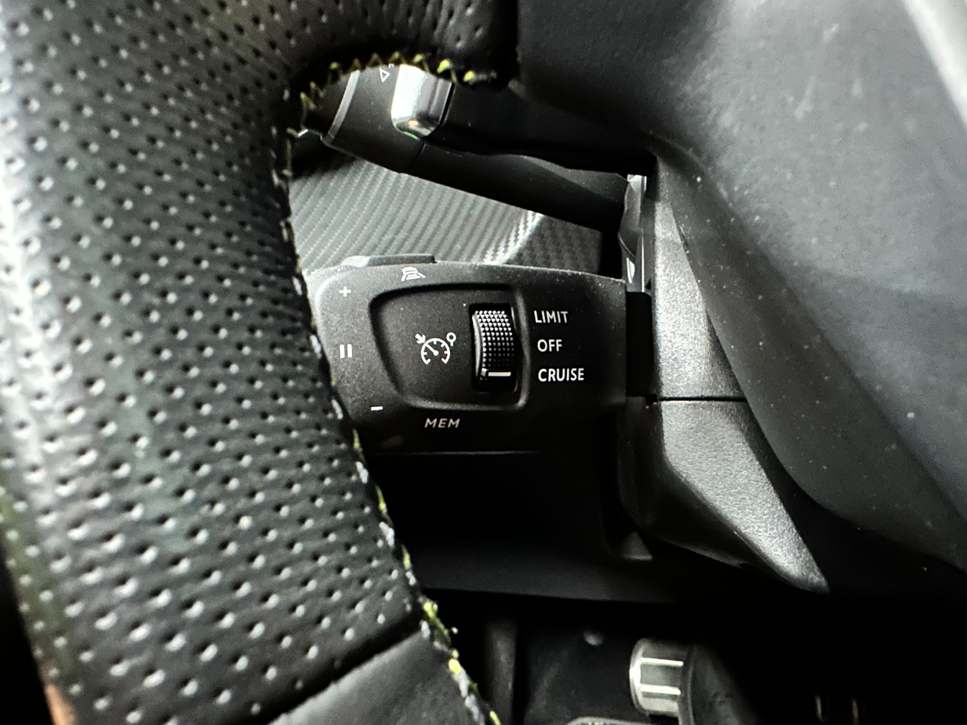 PEUGEOT 208 1.2 PureTech GT Line-image-9