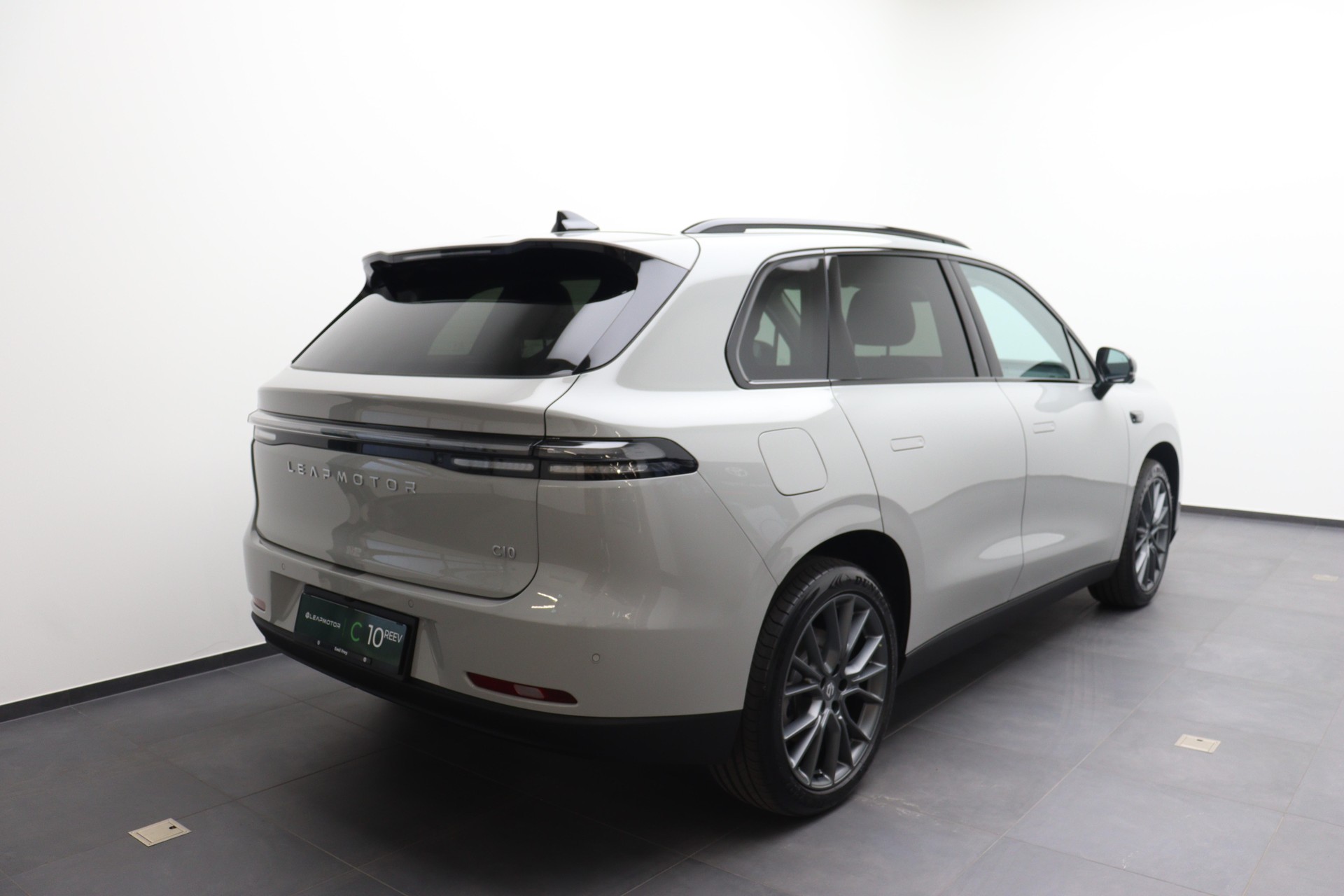 LEAPMOTOR C10 EV AWD-showroom-element-2