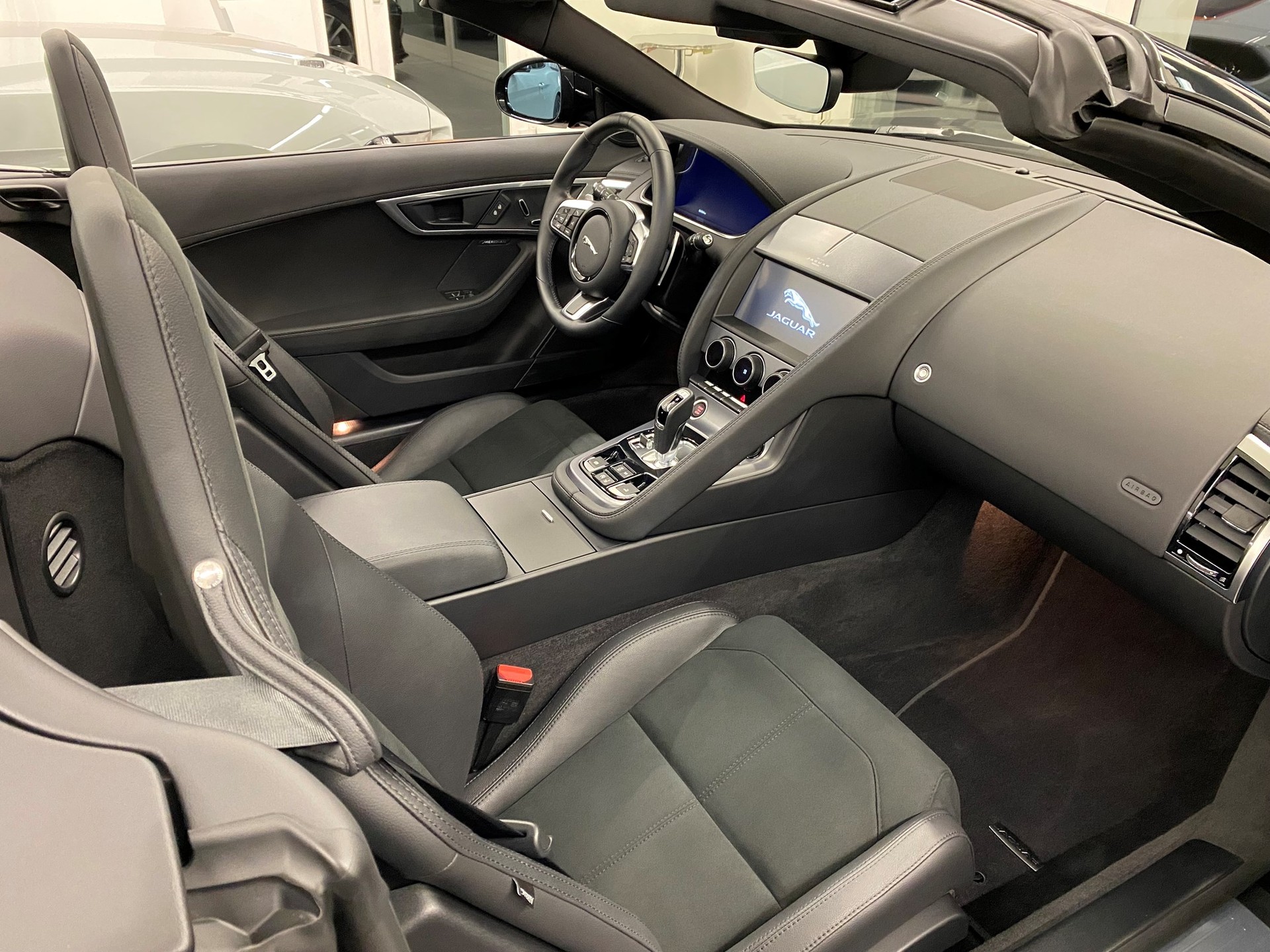 JAGUAR F-Type Convertible 2.0 I4 Automatik-image-11