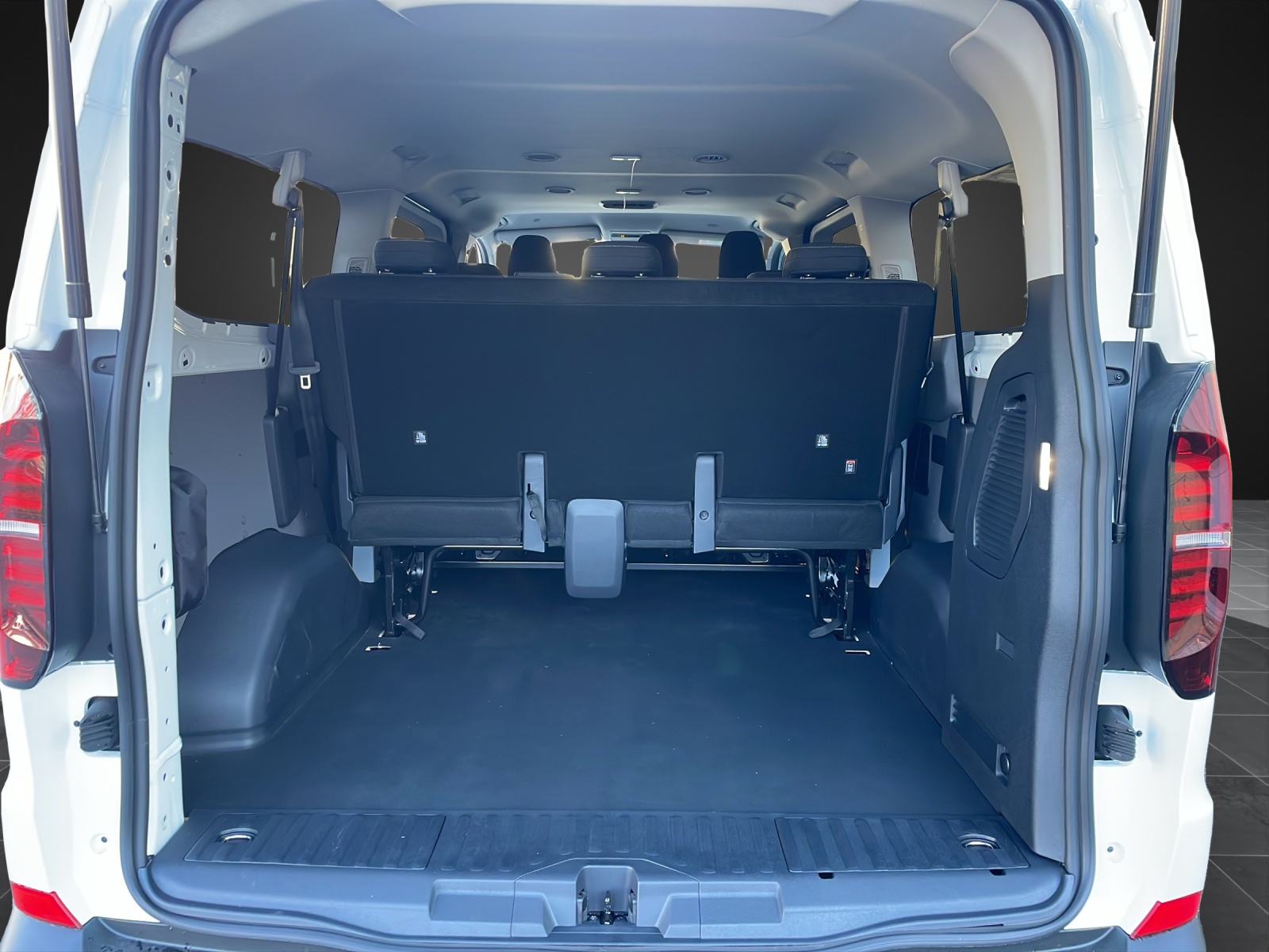 VW Transporter Kombi Langer Radstand 2.0 TDI-image-11
