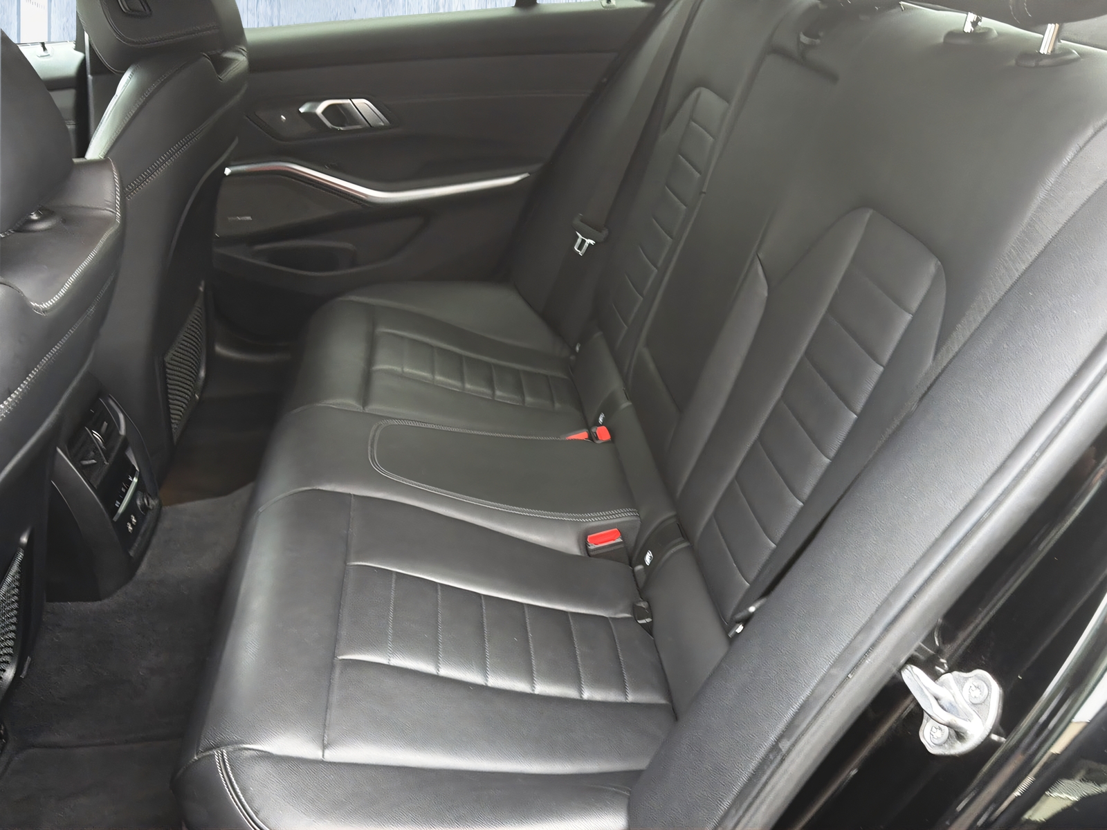 BMW 320d xDrive M Sport Steptronic-image-16
