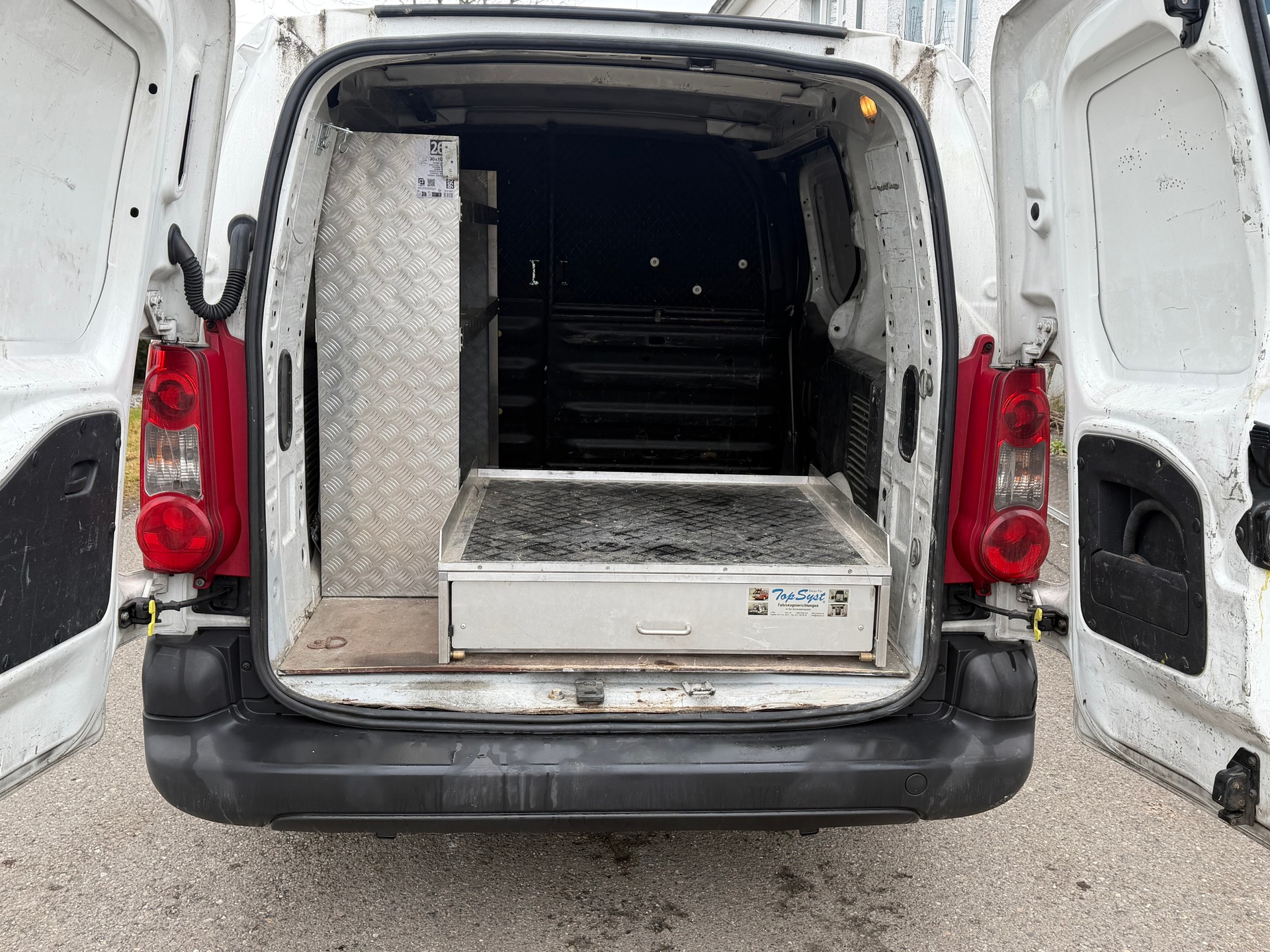 PEUGEOT Partner 1.6 HDI Urban Pack-image-12
