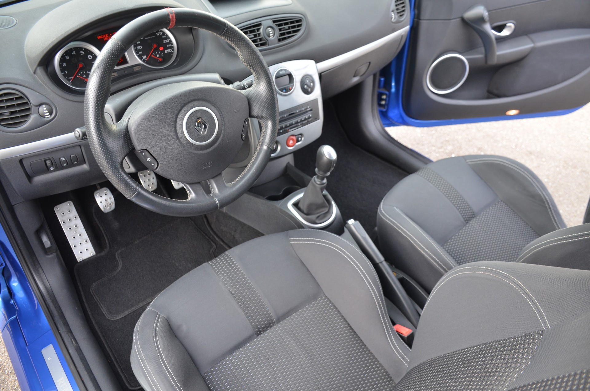 RENAULT Clio 2.0 16V Sport-image-12