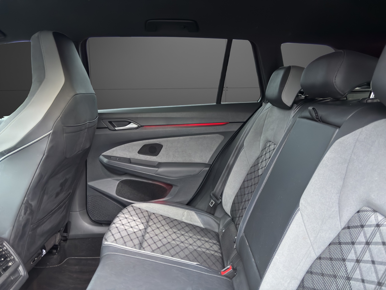 VW Golf Variant 1.5 eTSI mHEV R-Line-image-11