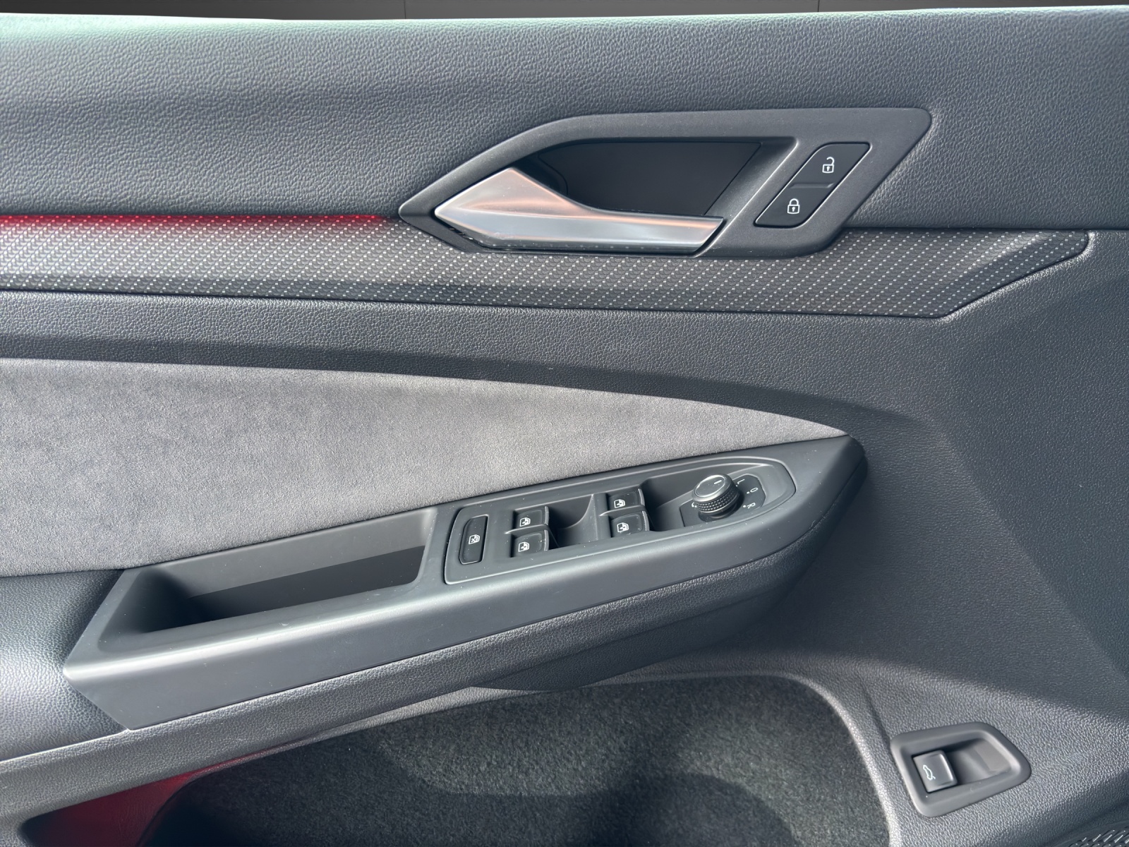VW Golf Variant 1.5 eTSI mHEV R-Line-image-10