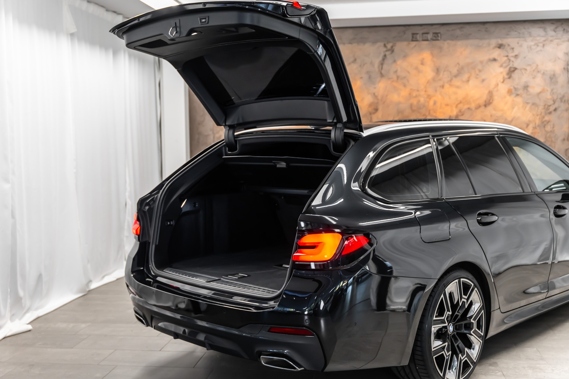 BMW 530i xDrive 48V Touring M Sport Steptronic *Facelift*Panorama*Head-Up*Leder*-image-8