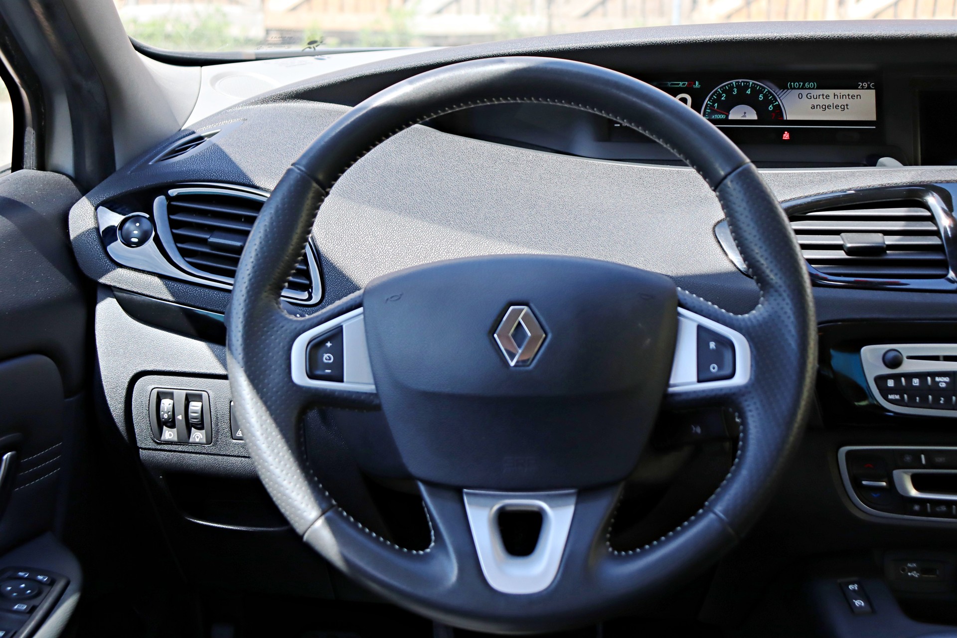RENAULT Grand Scénic 1.4 16V Turbo Bose-image-9