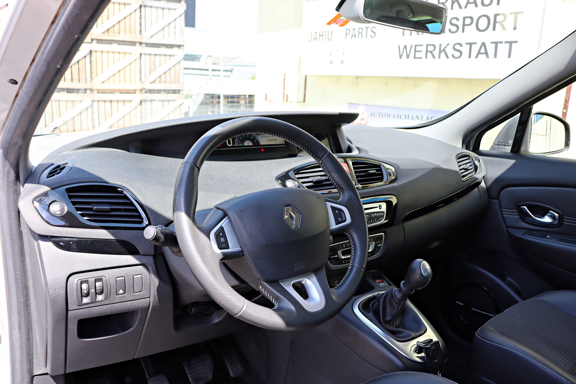 RENAULT Grand Scénic 1.4 16V Turbo Bose-image-6