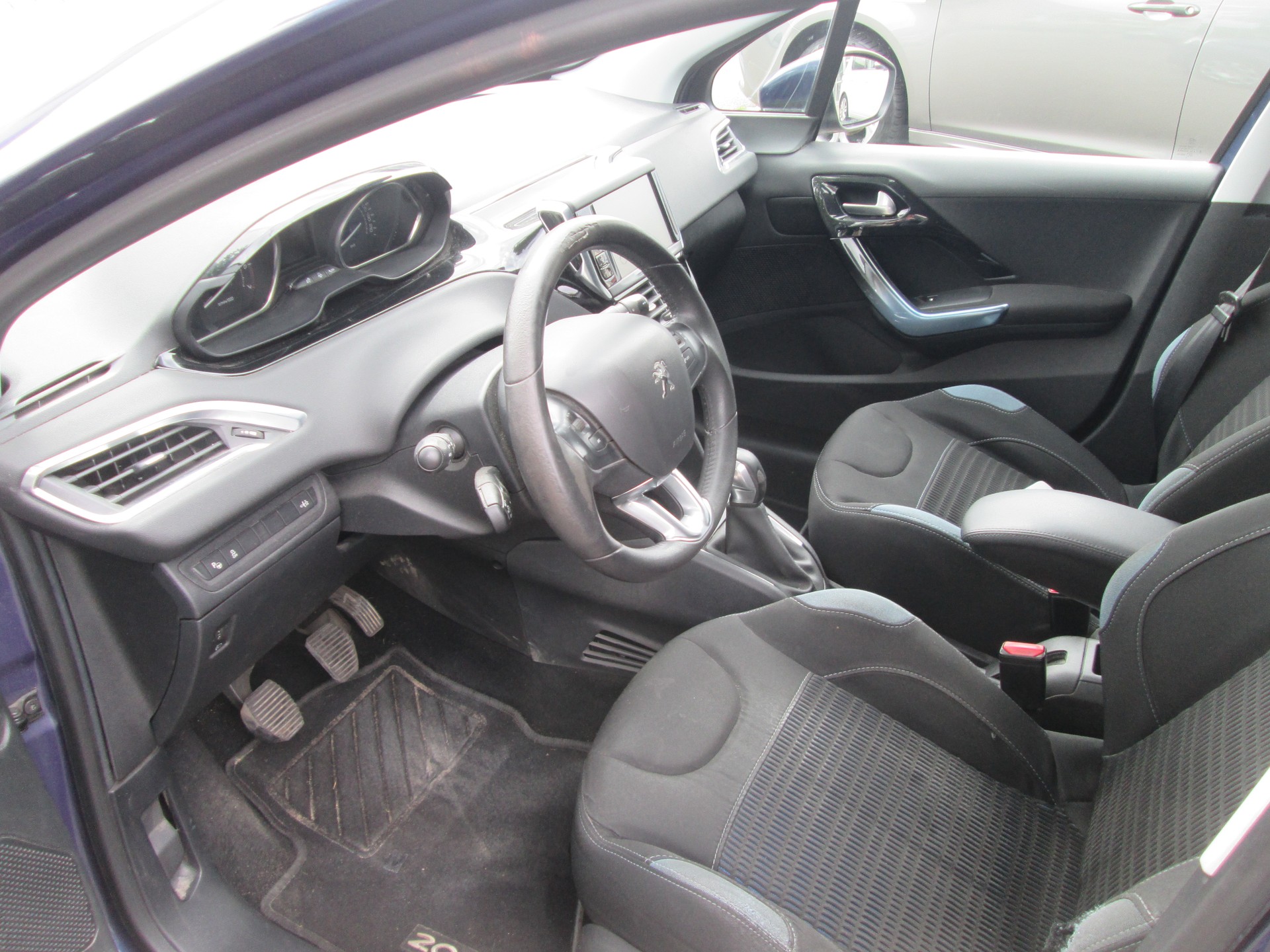 PEUGEOT 208 1.2 VTI Intuitive-image-7