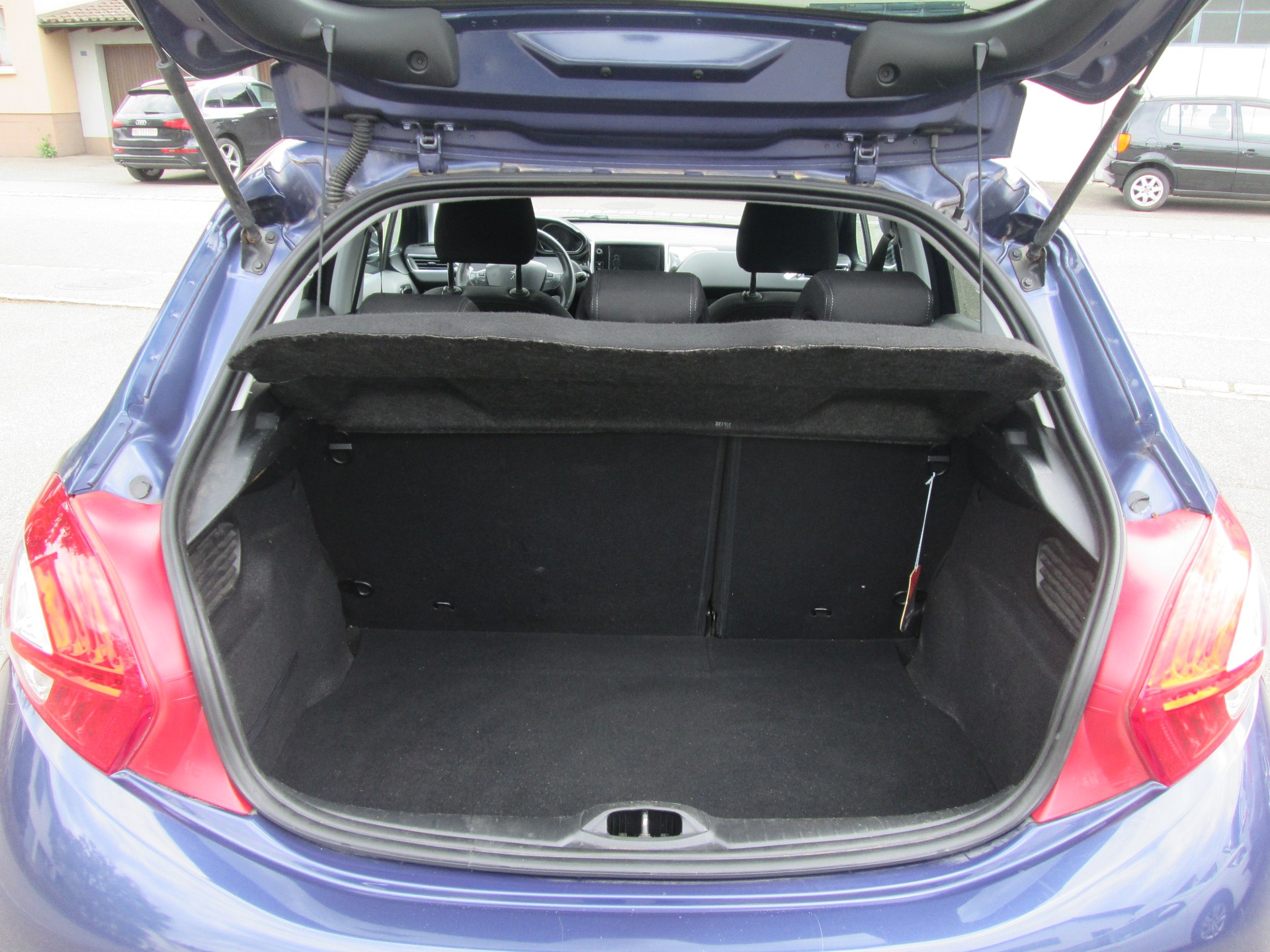 PEUGEOT 208 1.2 VTI Intuitive-image-9