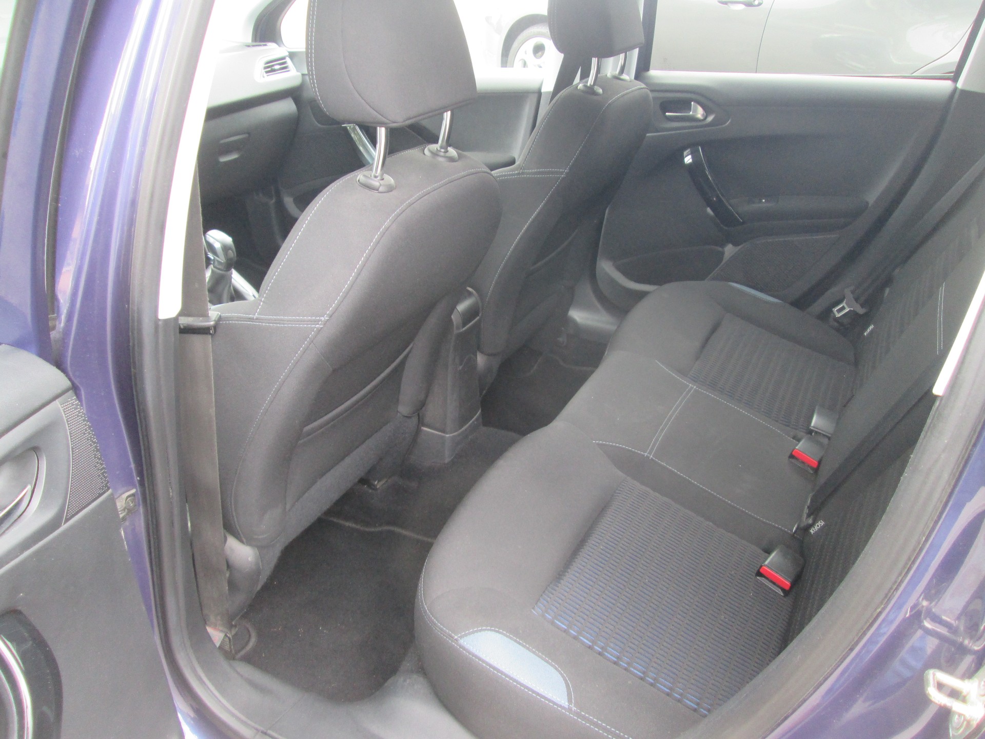 PEUGEOT 208 1.2 VTI Intuitive-image-8