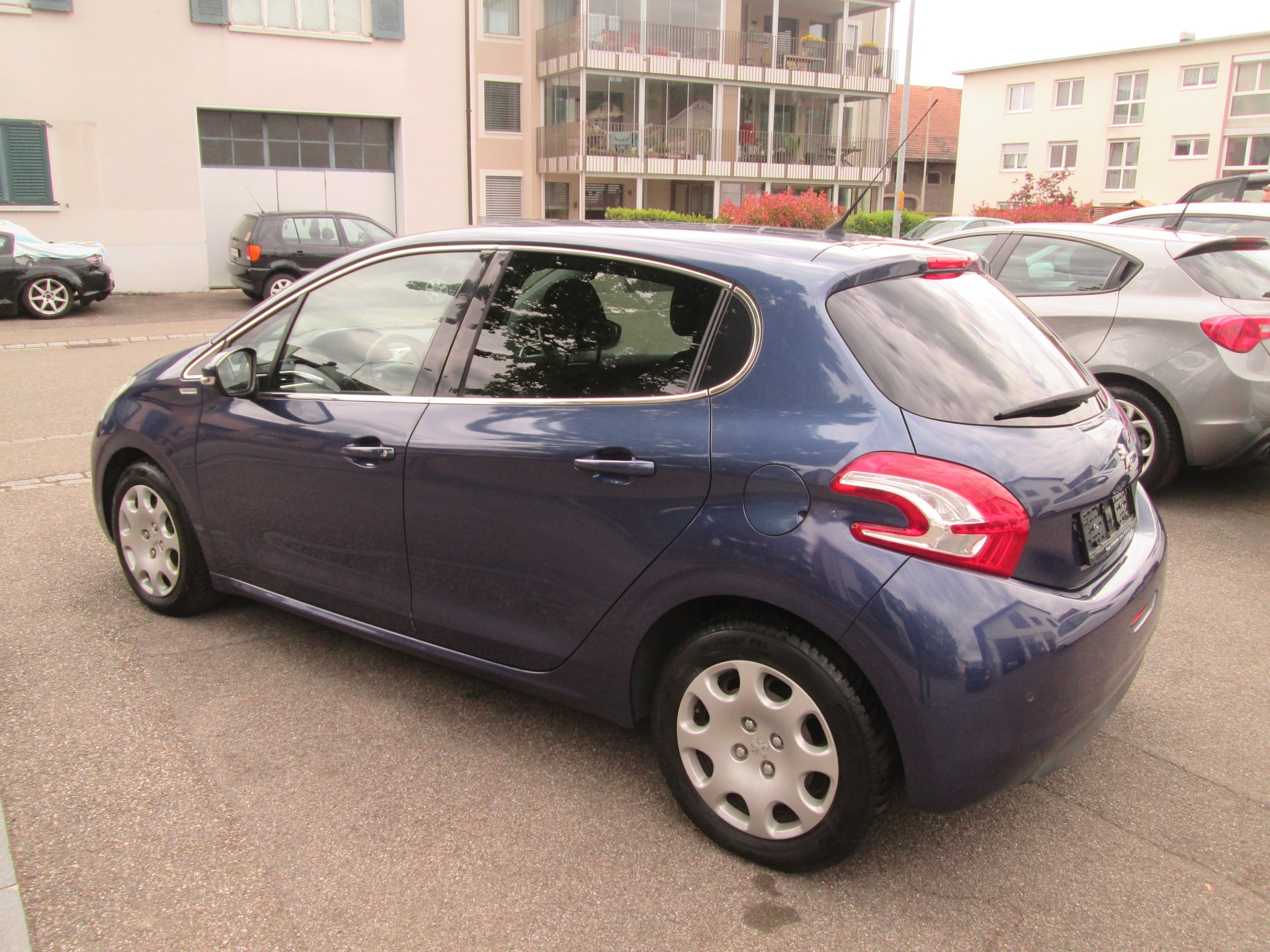 PEUGEOT 208 1.2 VTI Intuitive-image-2