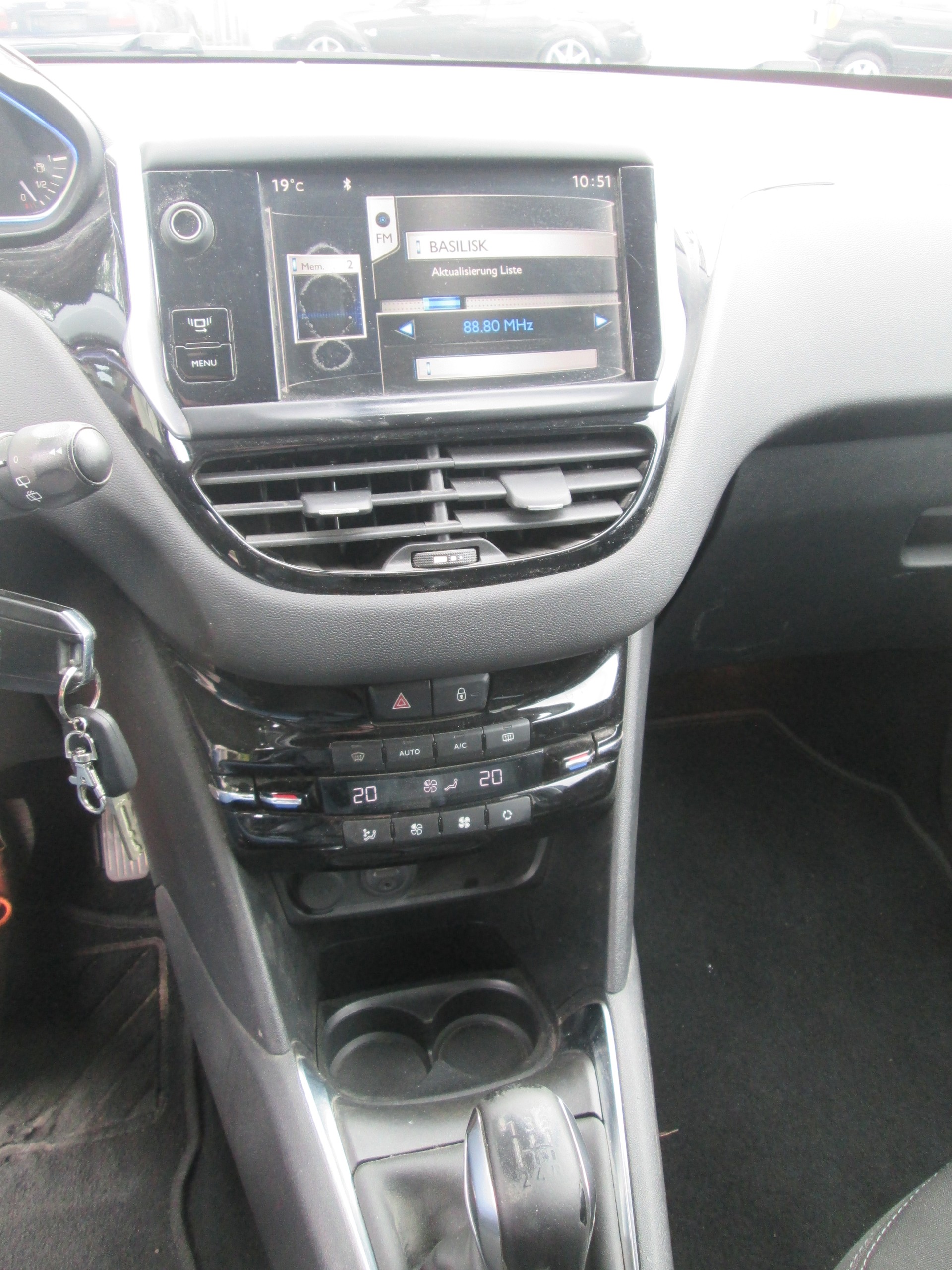PEUGEOT 208 1.2 VTI Intuitive-image-13