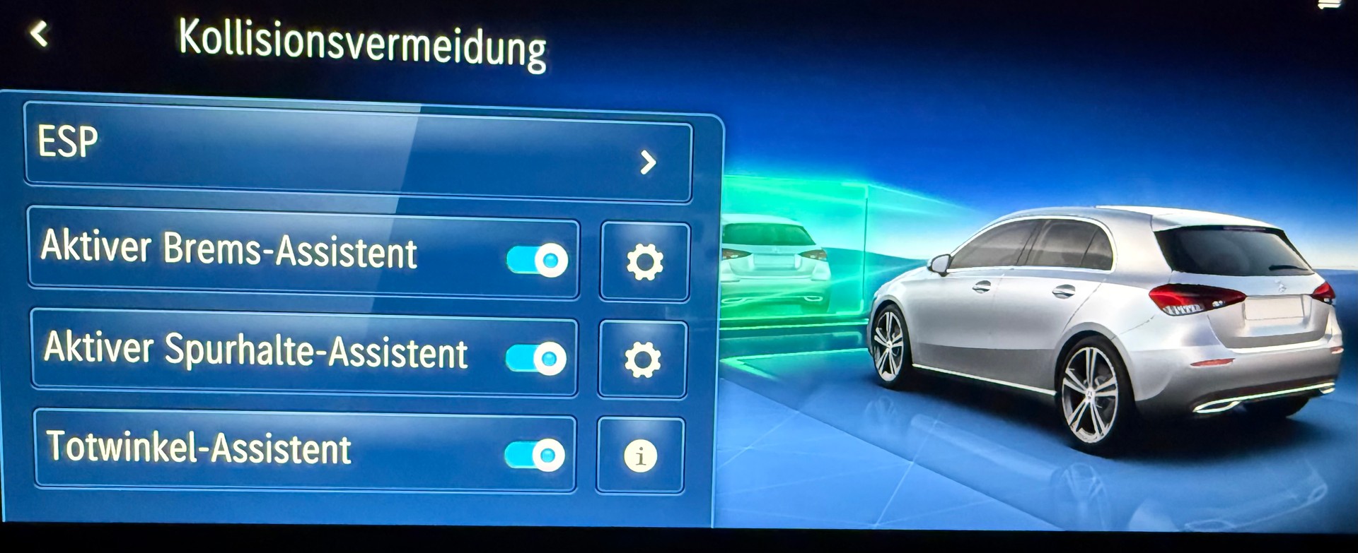 MERCEDES-BENZ A 250 e AMG Line 8G-DCT-image-5