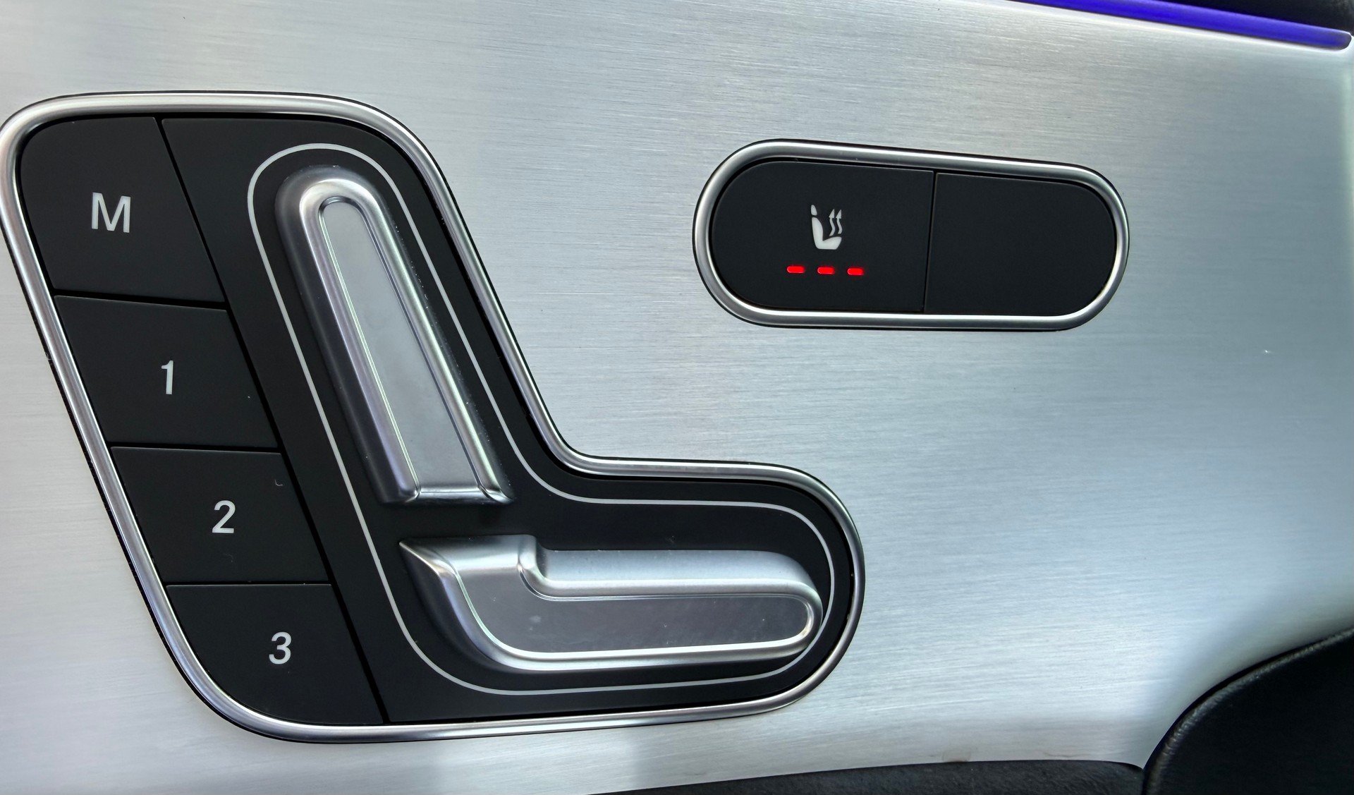 MERCEDES-BENZ A 250 e AMG Line 8G-DCT-image-4