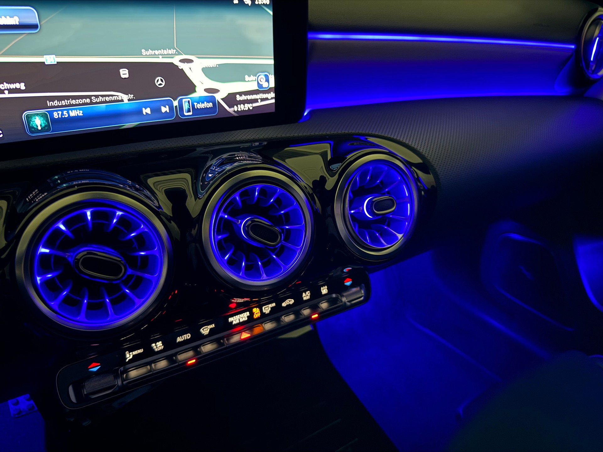 MERCEDES-BENZ A 250 e AMG Line 8G-DCT-image-13