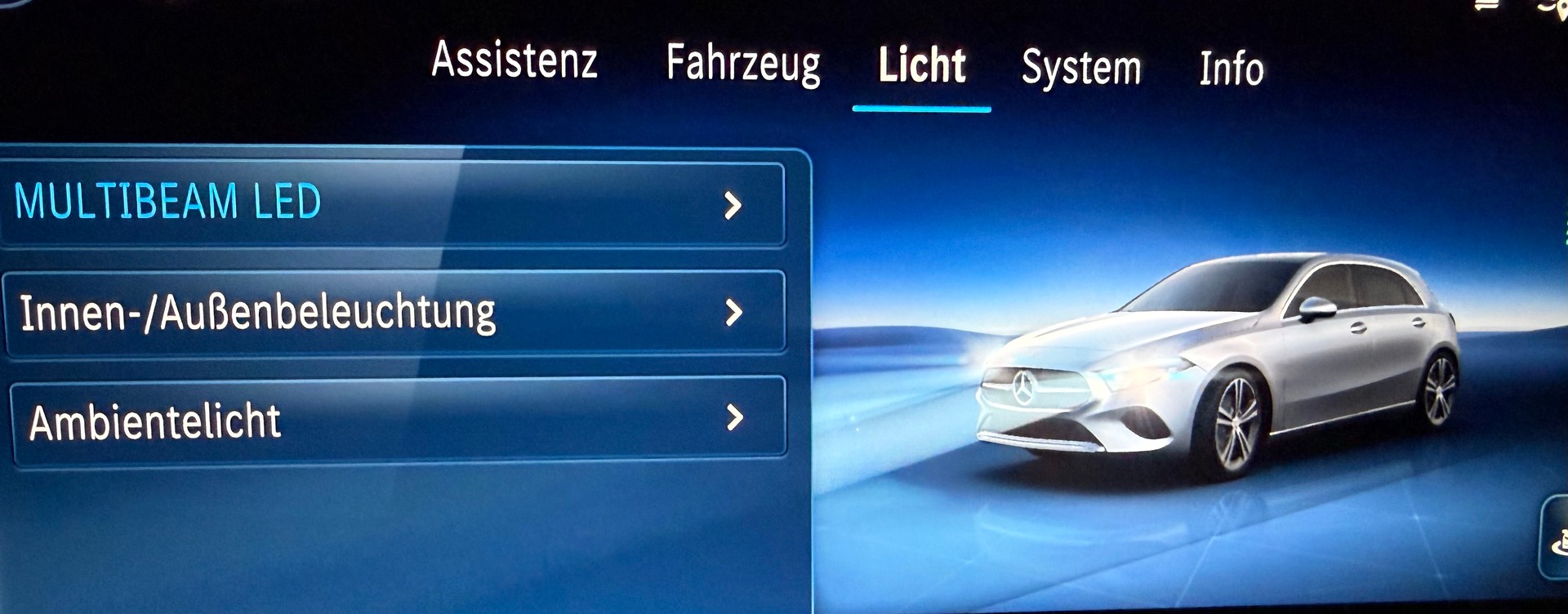 MERCEDES-BENZ A 250 e AMG Line 8G-DCT-image-11