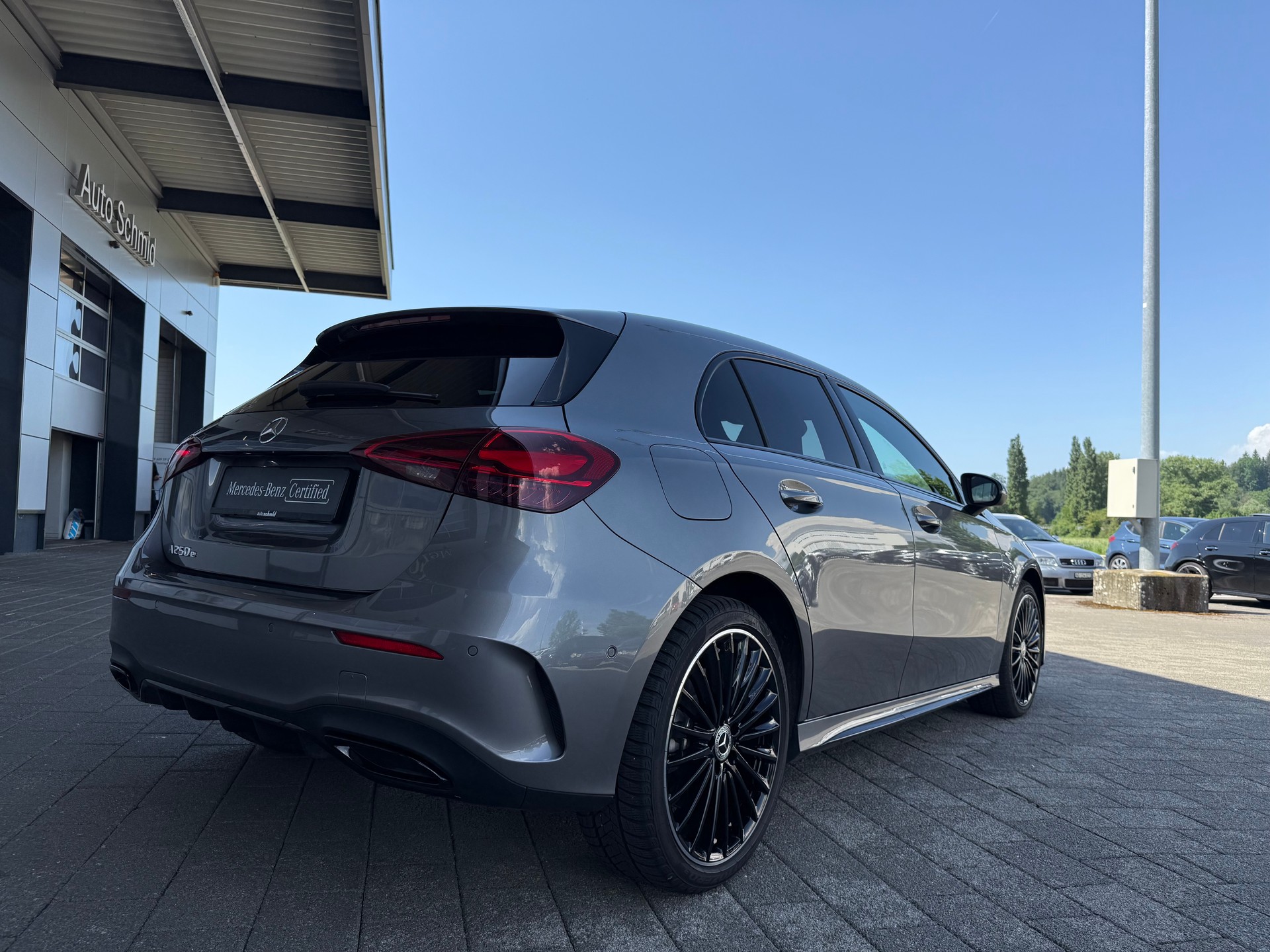 MERCEDES-BENZ A 250 e AMG Line 8G-DCT-showroom-element-1