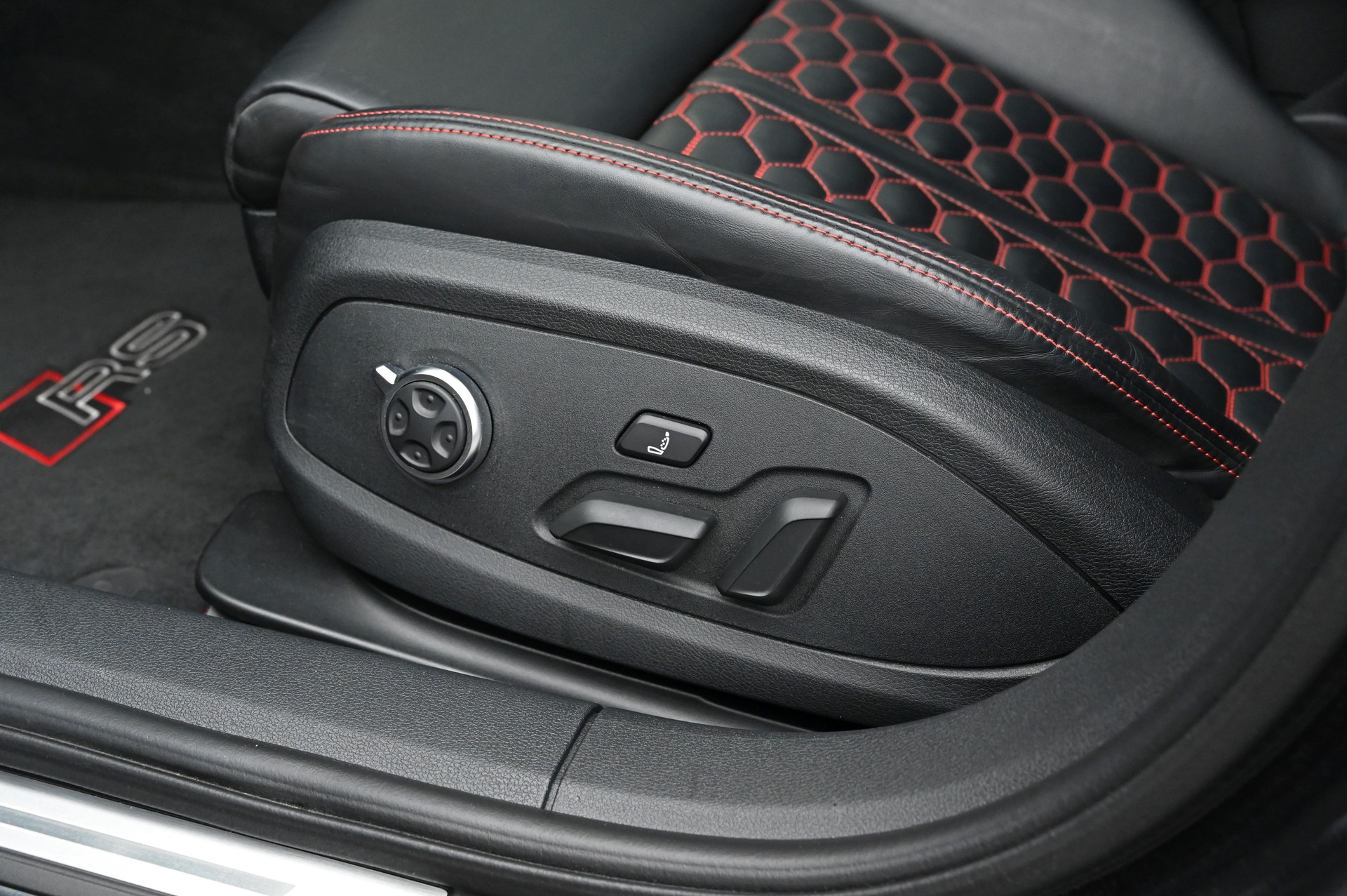 AUDI RS4 Avant 2.9 TFSI quattro tiptronic **8-Fach bereift**-image-21