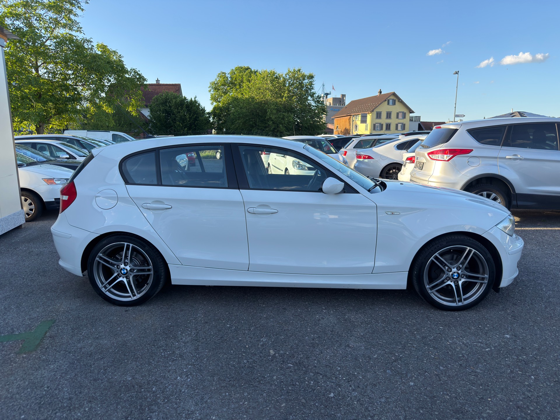 BMW 118d-image-1