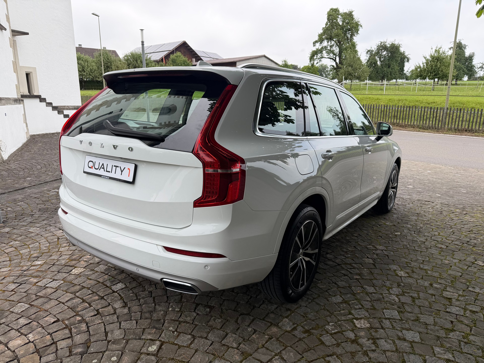 VOLVO XC90 B5 Diesel AWD Momentum Geartronic / 1 Hand / Ab MFK / Service gepflegt / 36 Monate Garantie exkl. / LED-image-4