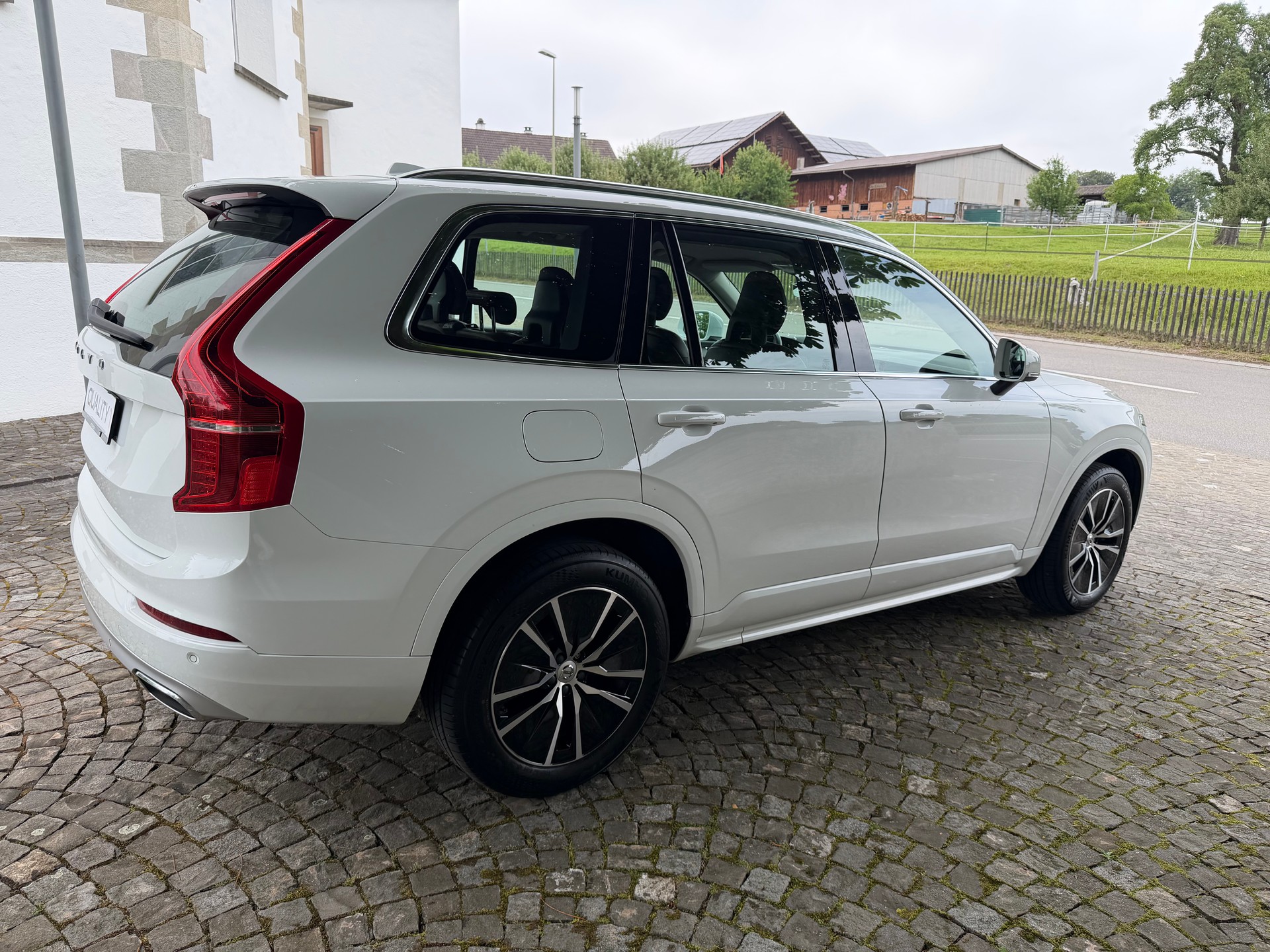 VOLVO XC90 B5 Diesel AWD Momentum Geartronic / 1 Hand / Ab MFK / Service gepflegt / 36 Monate Garantie exkl. / LED-image-3