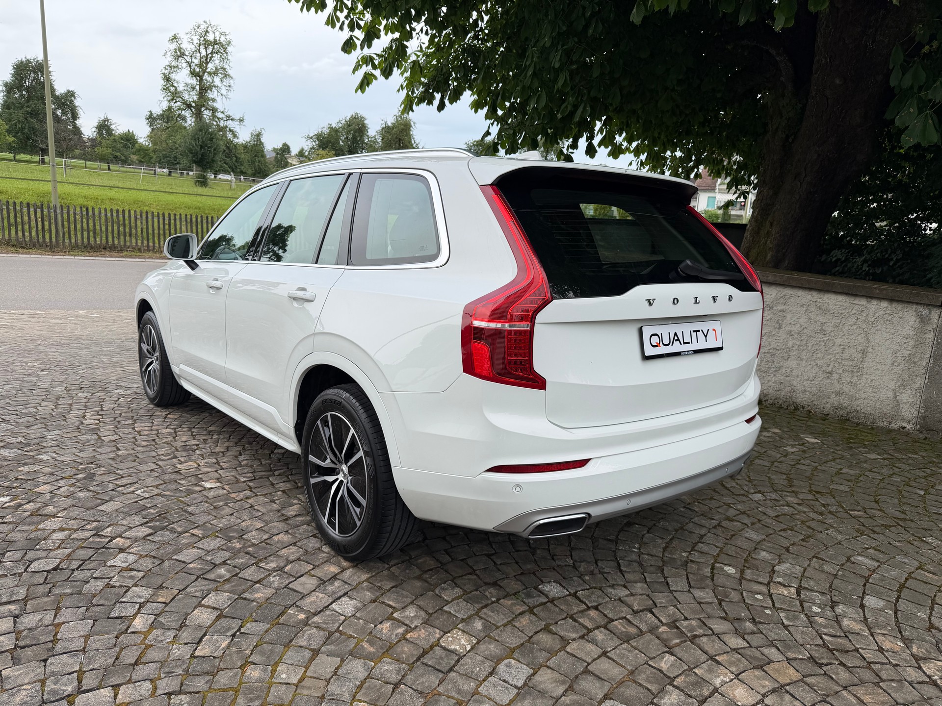 VOLVO XC90 B5 Diesel AWD Momentum Geartronic / 1 Hand / Ab MFK / Service gepflegt / 36 Monate Garantie exkl. / LED-image-6