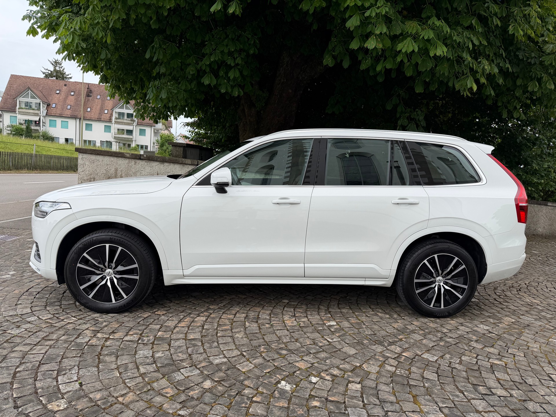 VOLVO XC90 B5 Diesel AWD Momentum Geartronic / 1 Hand / Ab MFK / Service gepflegt / 36 Monate Garantie exkl. / LED-image-7