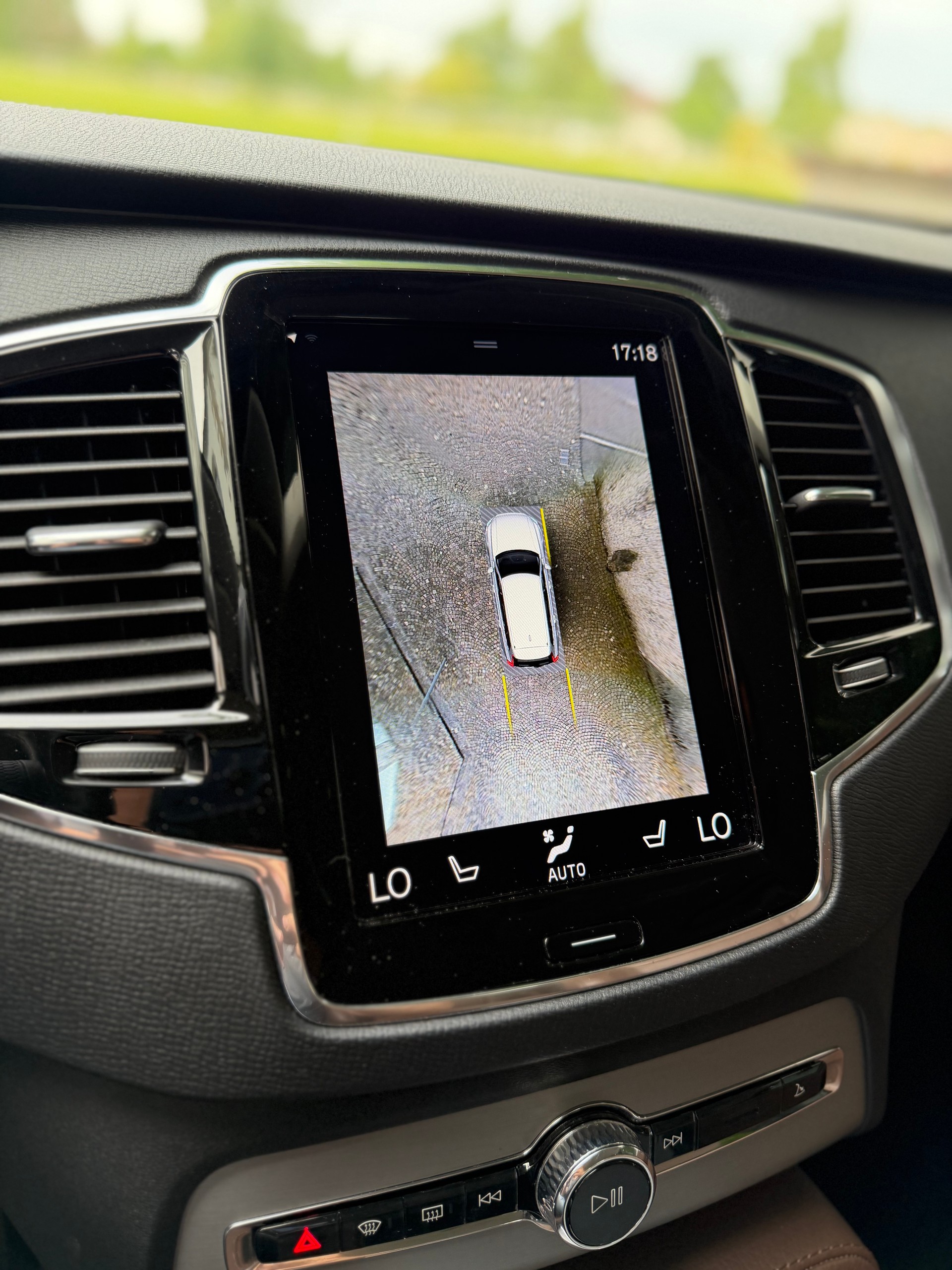 VOLVO XC90 B5 Diesel AWD Momentum Geartronic / 1 Hand / Ab MFK / Service gepflegt / 36 Monate Garantie exkl. / LED-image-14