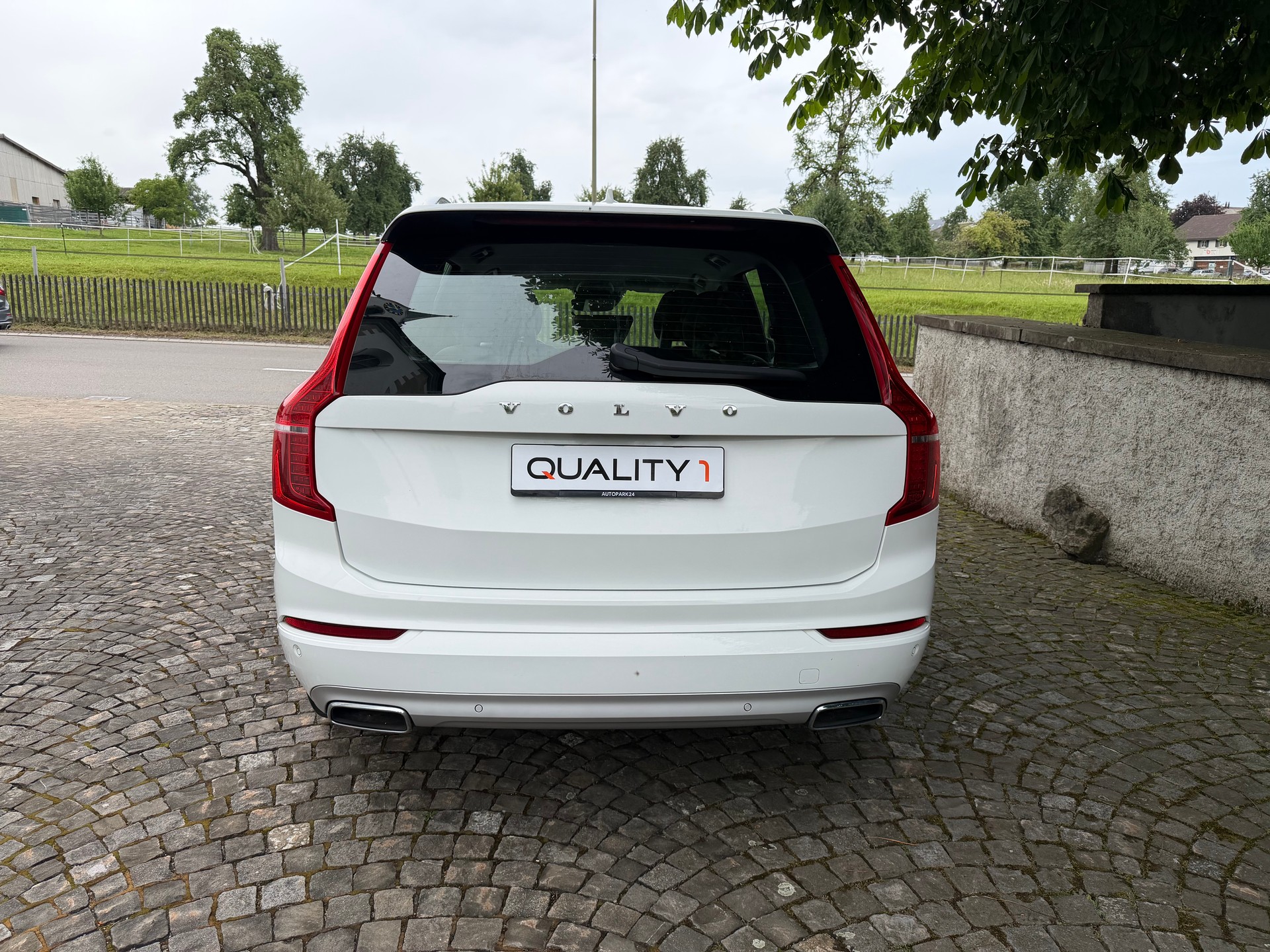 VOLVO XC90 B5 Diesel AWD Momentum Geartronic / 1 Hand / Ab MFK / Service gepflegt / 36 Monate Garantie exkl. / LED-image-5