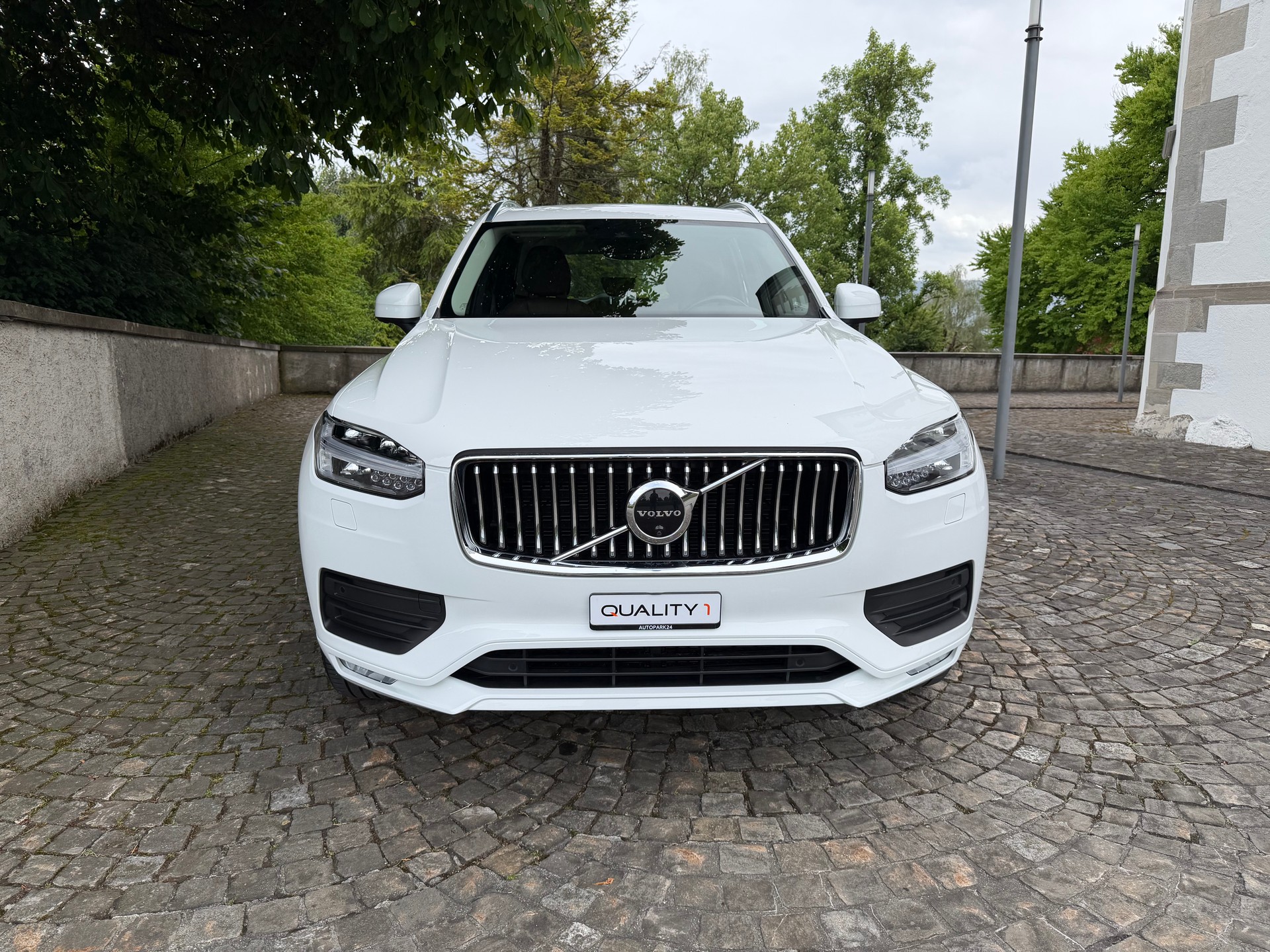 VOLVO XC90 B5 Diesel AWD Momentum Geartronic / 1 Hand / Ab MFK / Service gepflegt / 36 Monate Garantie exkl. / LED-image-1